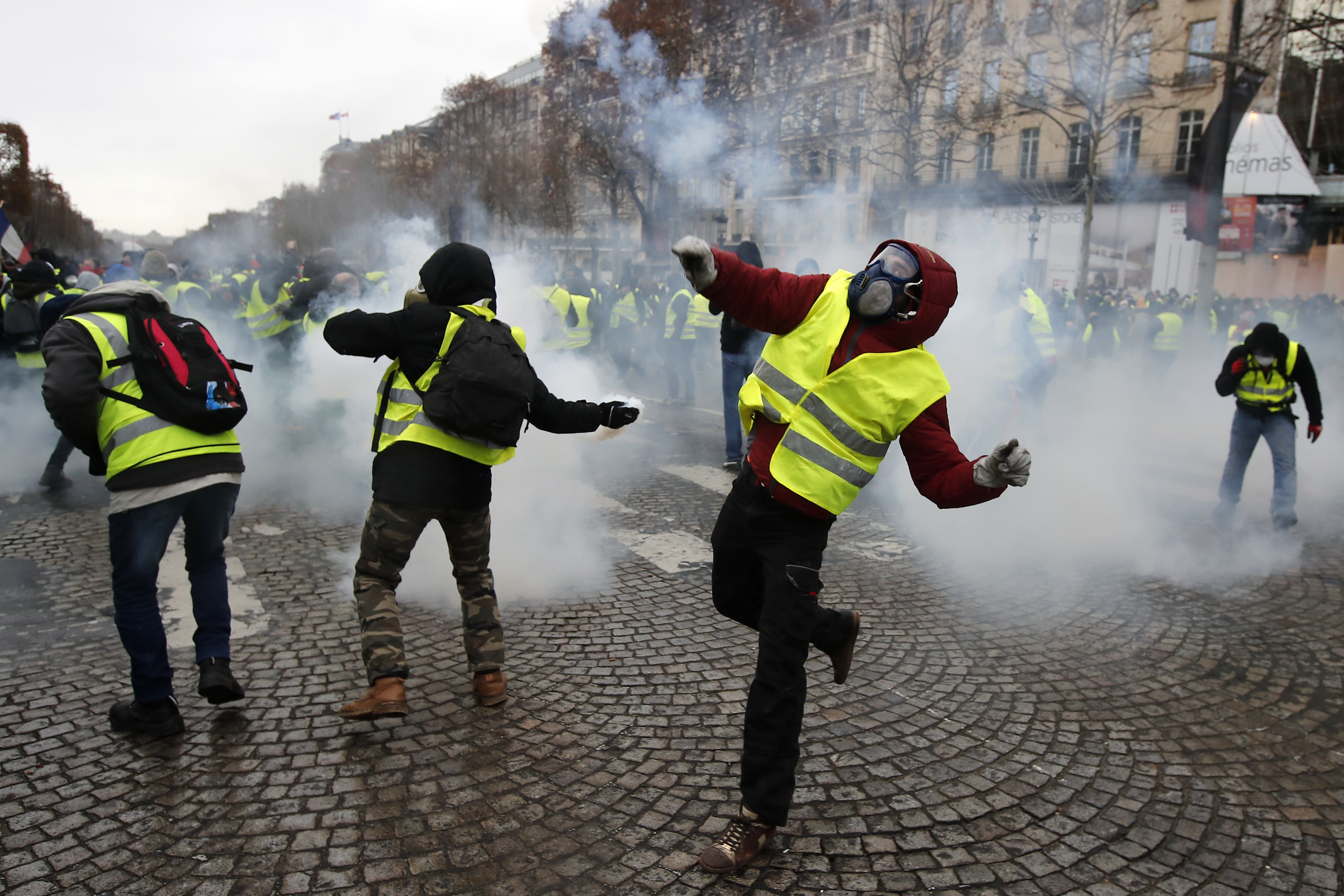 Mărturiile unor români stabiliți în Franța despre protestele din Paris. "Este o situație critică"