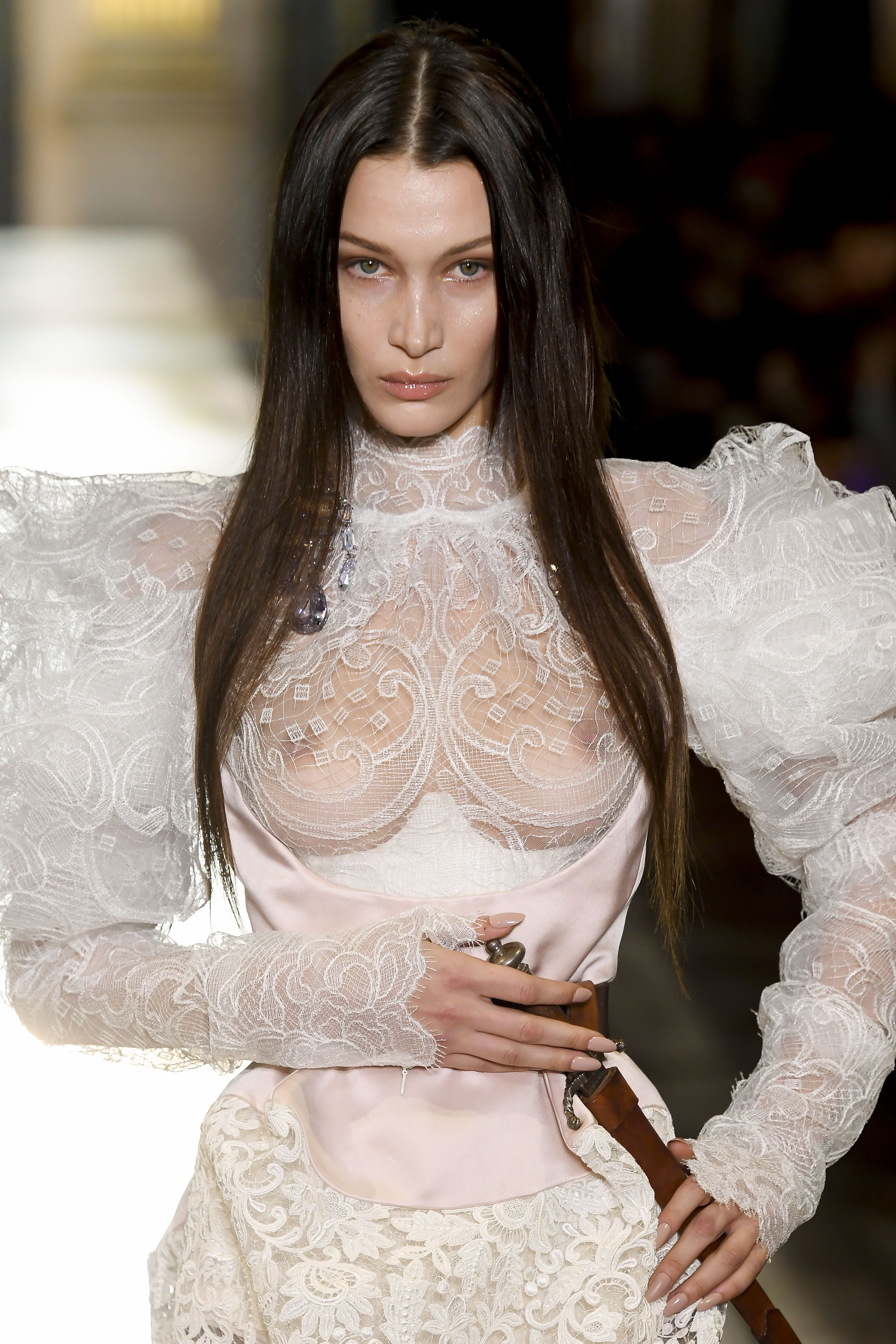Bella Hadid a apărut în sânii goi la Săptămâna Modei de la Paris