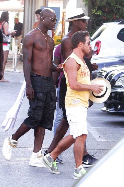 Balotelli, la mare cu prietenii și cu două fete! ^O ”traduce” pe Fanny?
