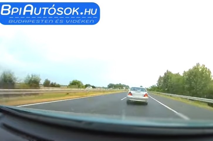 Brutális büntetőfékezés az M7-esen: félelmetes, amit a mercis ámokfutó művelt - videó