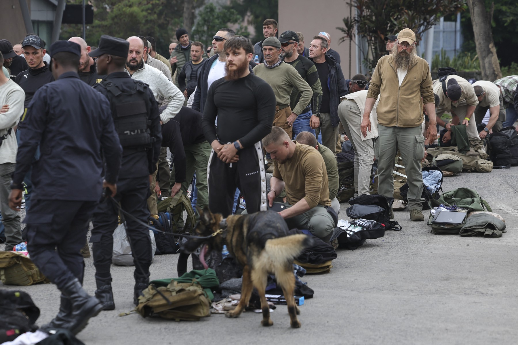 Imagini dezolante cu cei 280 de mercenari români care s-au predat rebelilor M23, în Congo: „Rolul lor a agravat și mai mult conflictul”