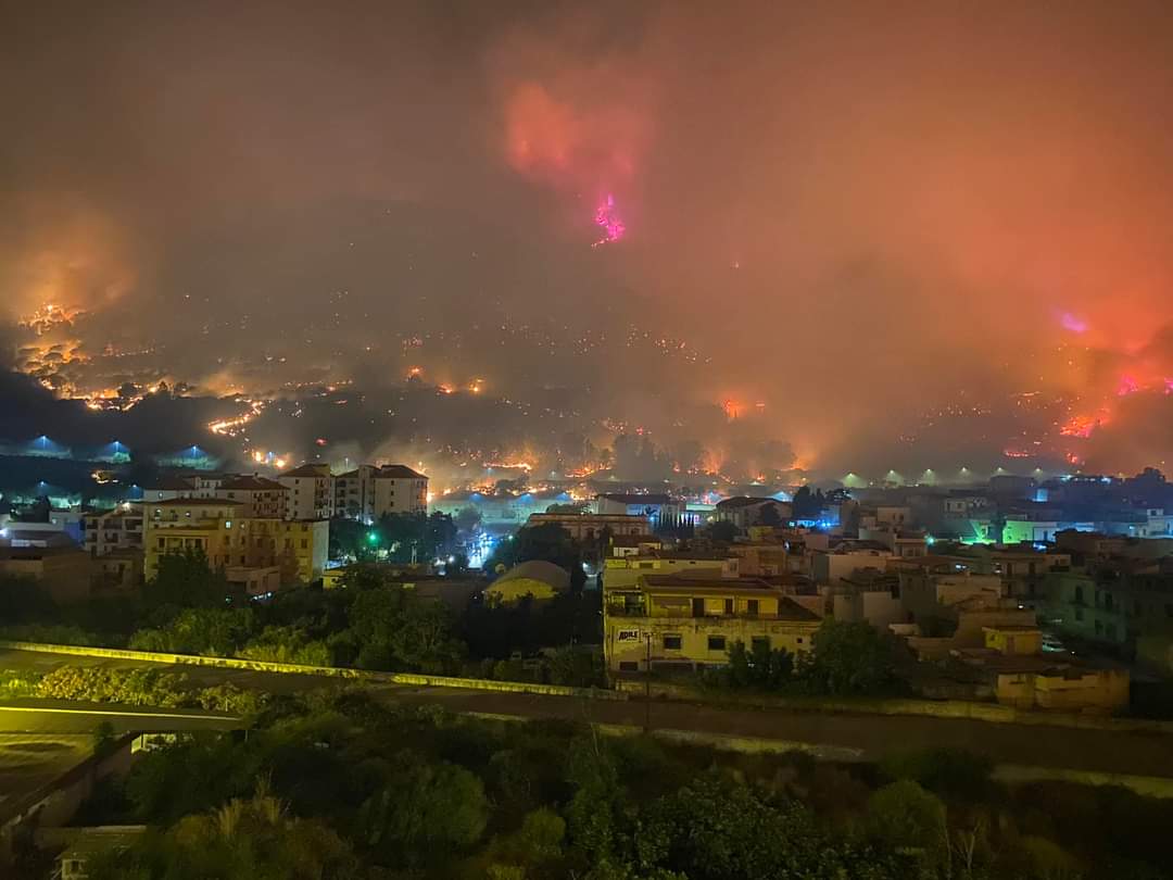 Arde și Sicilia! Imagini video dramatice cu aeroportul din Palermo înconjurat de flăcări