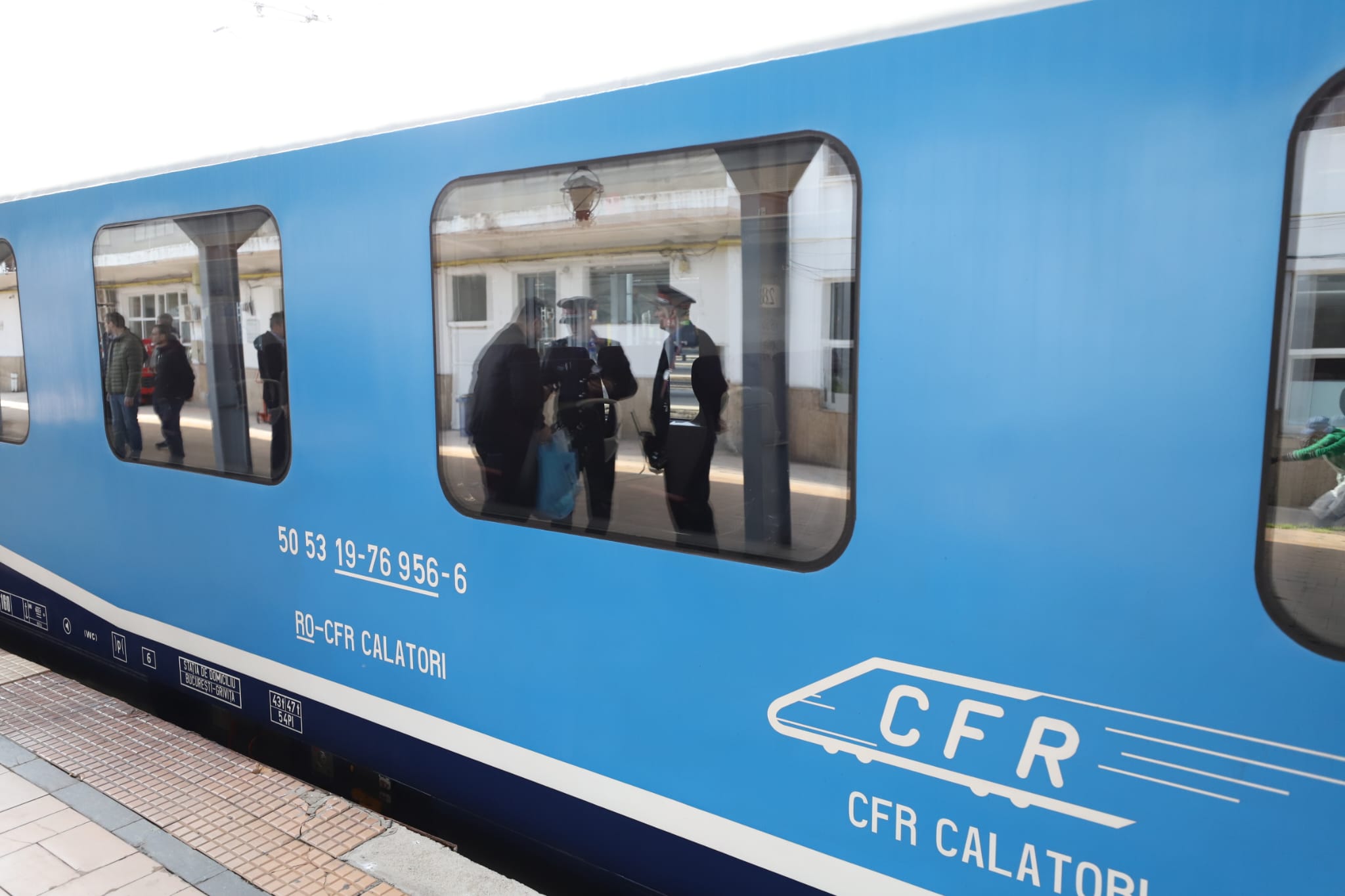 Viteză, confort și lift pentru persoane cu dizabilități. Primul tren modernizat complet circulă de astăzi pe ruta București-Constanța