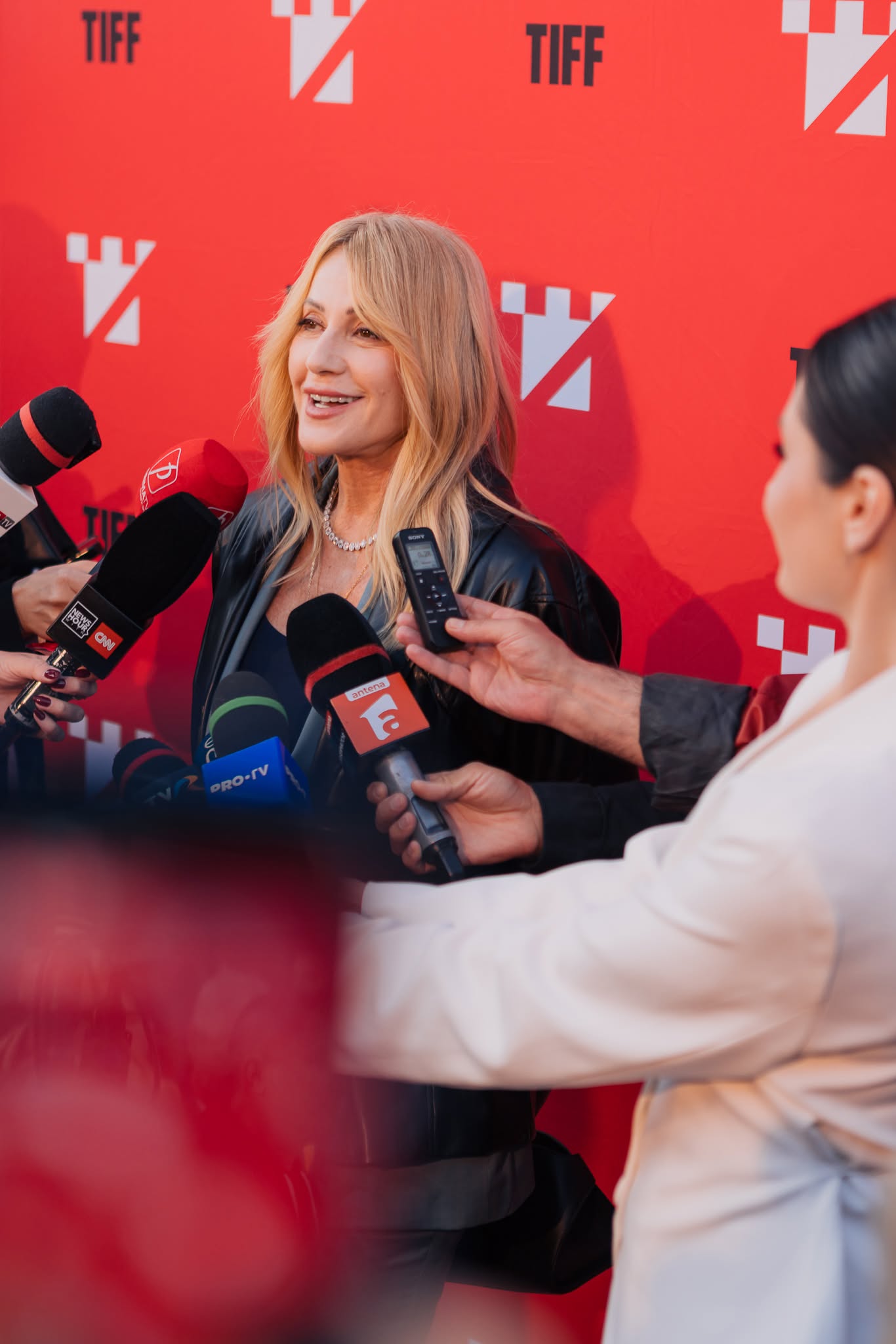 Vedete pe covorul roșu la TIFF 2026. Florin Piersic a sărutat-o pe frunte pe Nadia Comăneci în fața tuturor celor prezenți