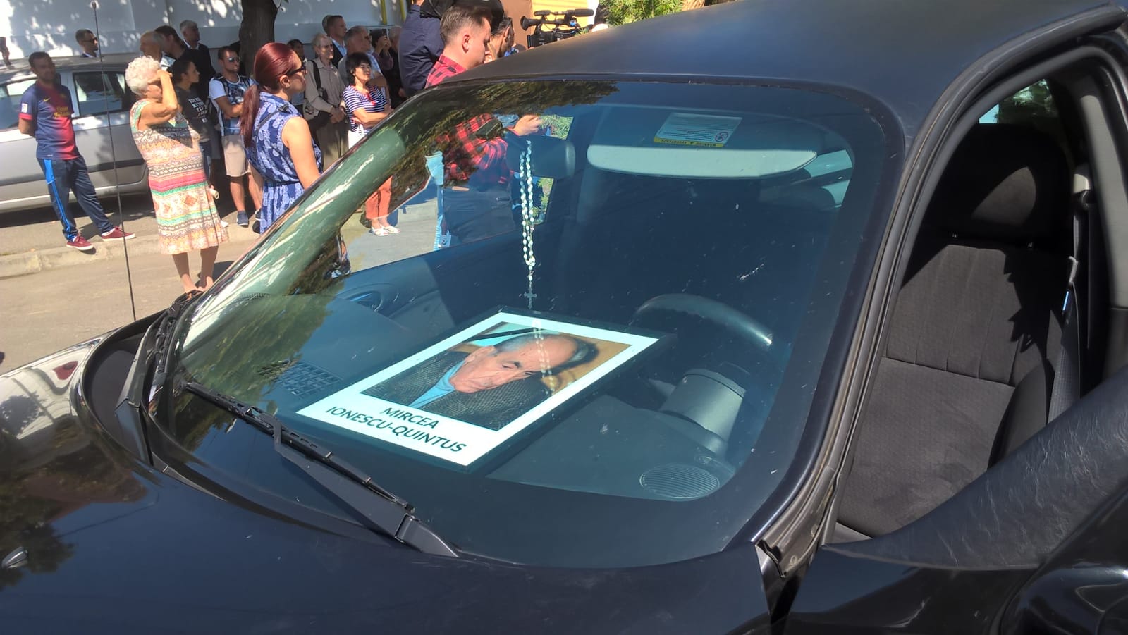 FOTO/ Mircea Ionescu Quintus a fost înmormântat cu onoruri militare și condus pe ultimul drum de sute de oameni