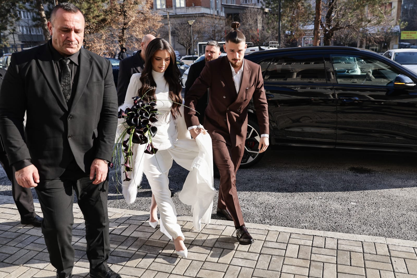 Imagini de la cununia civilă a lui Radu Drăgușin. Fotbalistul s-a căsătorit cu Ioana Stan