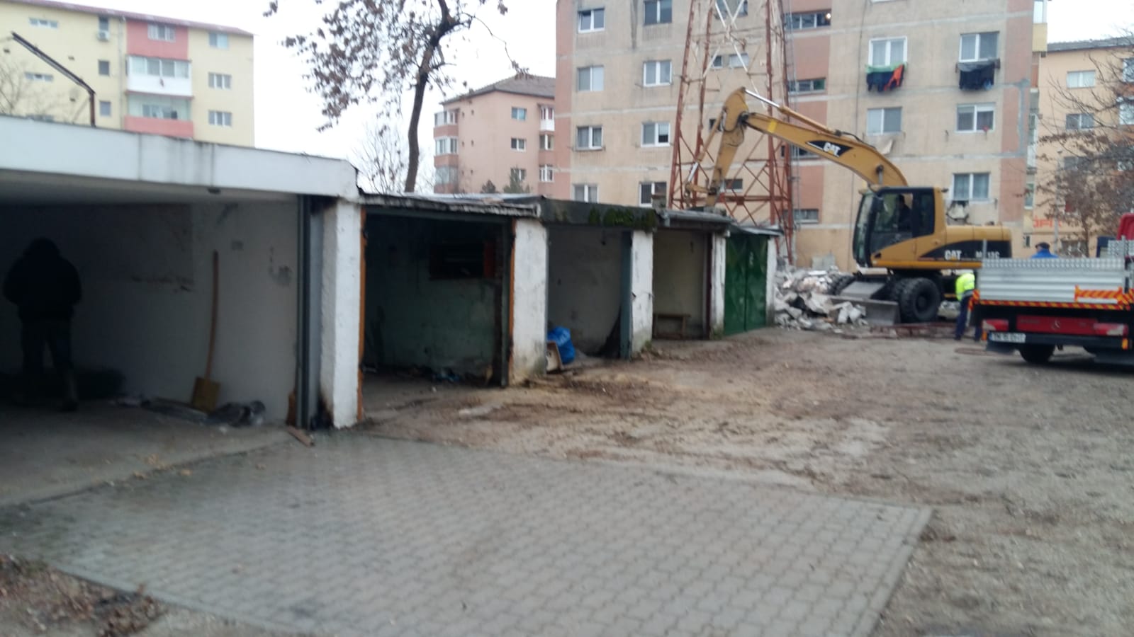 Focare de infecție între blocurile unui mare oraș din România! Oamenii au transformat garajele în depozite de murături, grătare și vechituri; primăria le demolează