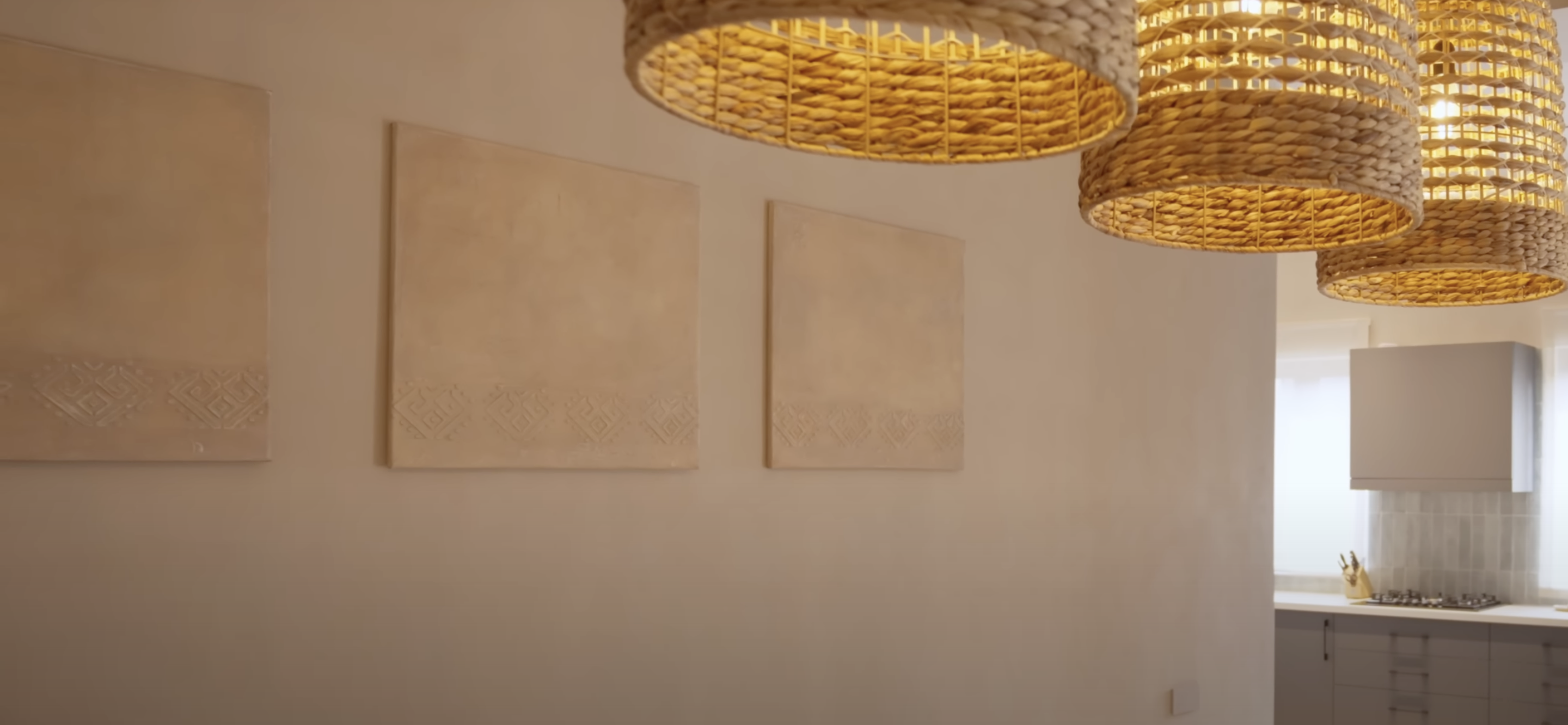 Cum arată casa decorată în stil Wabi Sabi, cu pereți de argilă, în care s-a mutat Sasha Lopez: „Am vrut ceva care să ne amintească de strămoși”