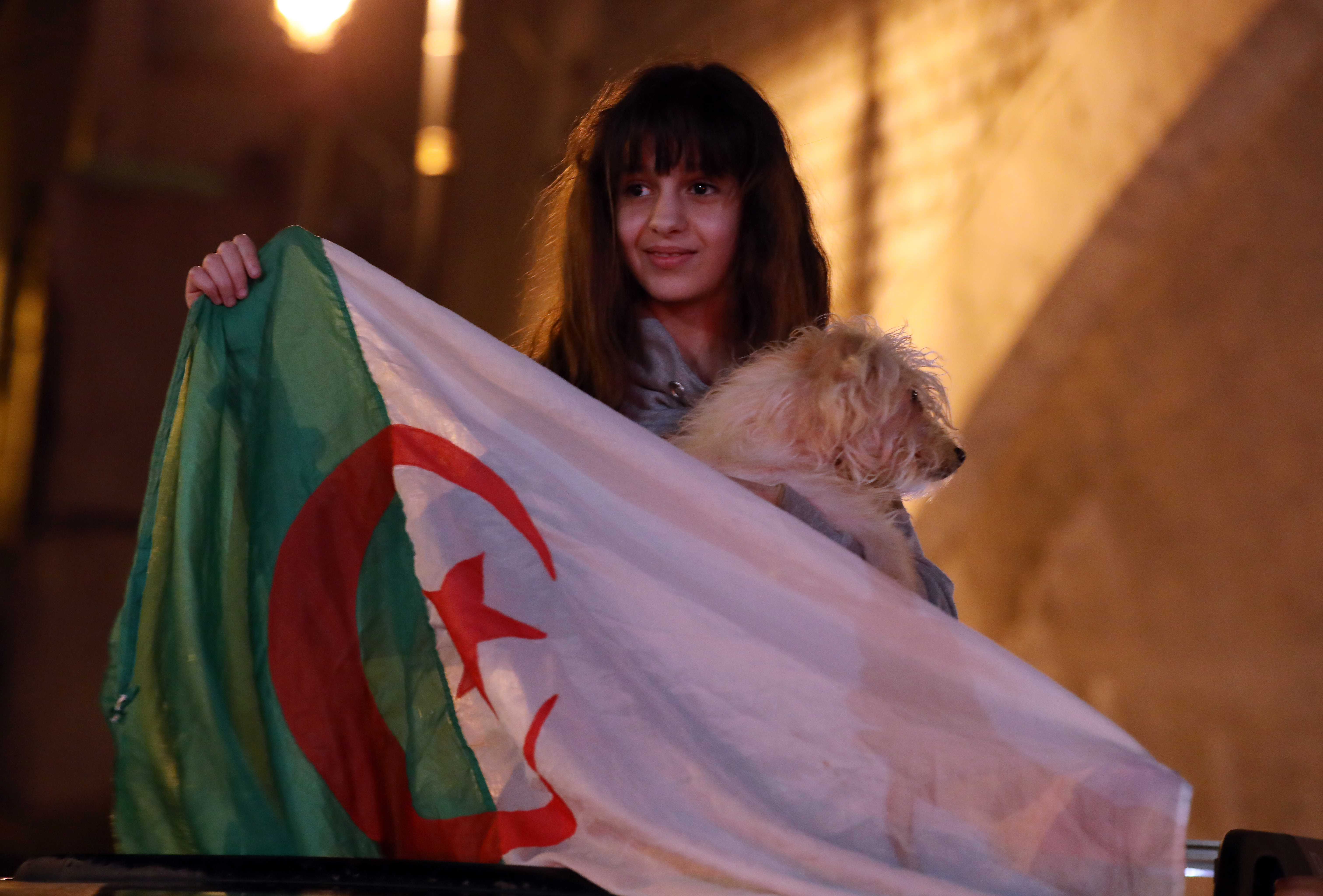 Mii de algerieni au sărbătorit în stradă demisia președintelui Abdelaziz Bouteflika (FOTO)