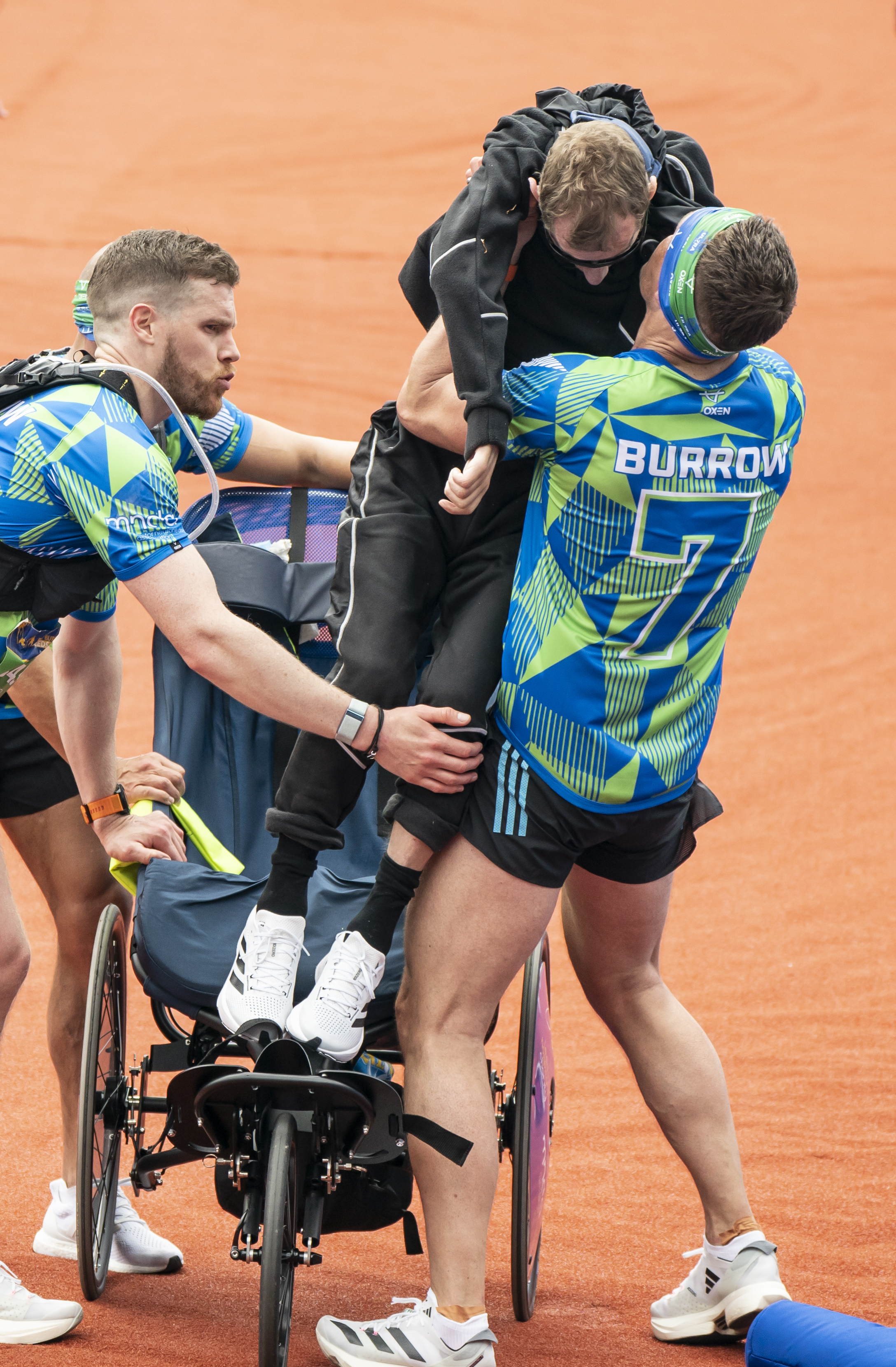Momentul emoționant în care fostul mare jucător englez de rugby Rob Burrow, diagnosticat cu MND, este purtat pe brațe pe linia de sosire a maratonului din Leeds