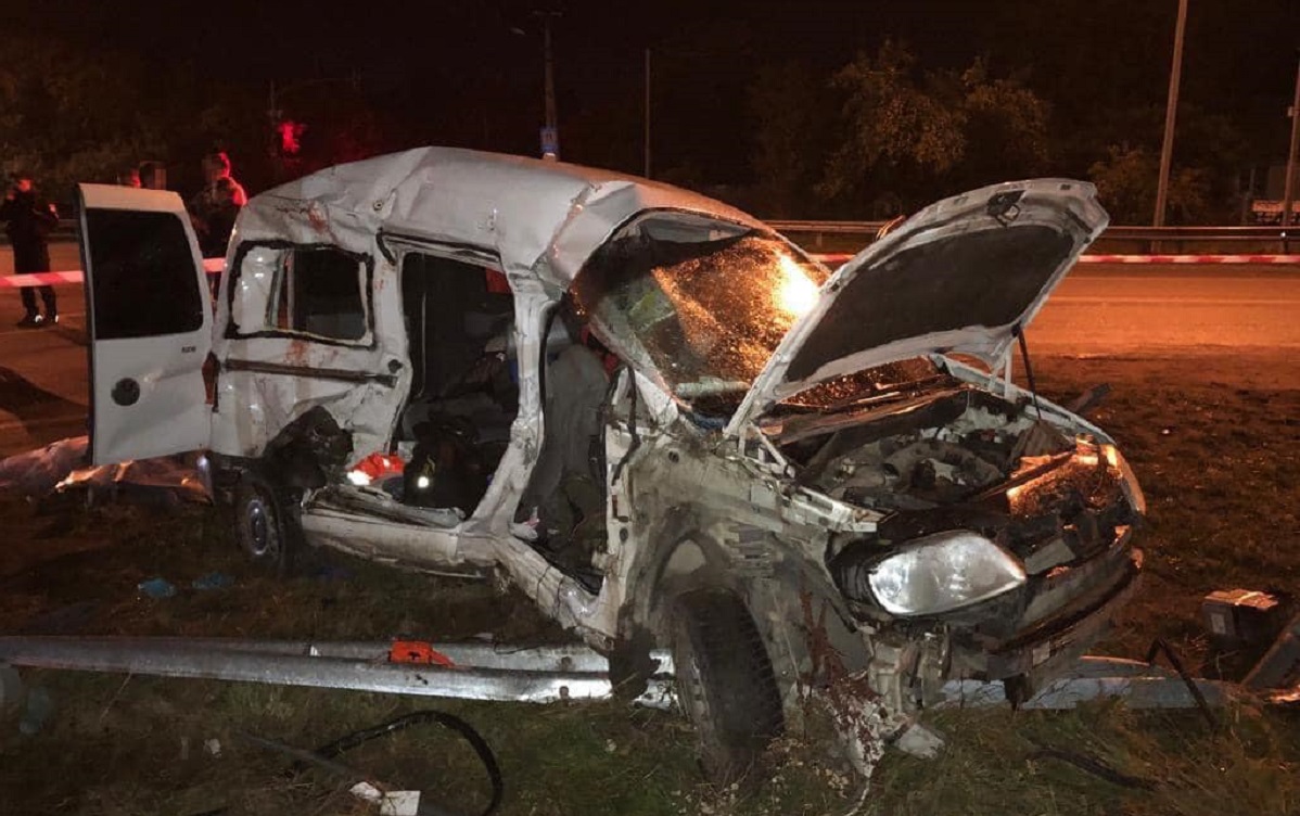 Trei femei și un copil de 7 ani au murit într-o mașină care a lovit o blindată militară, pe o autostradă de lângă Liov, în Ucraina