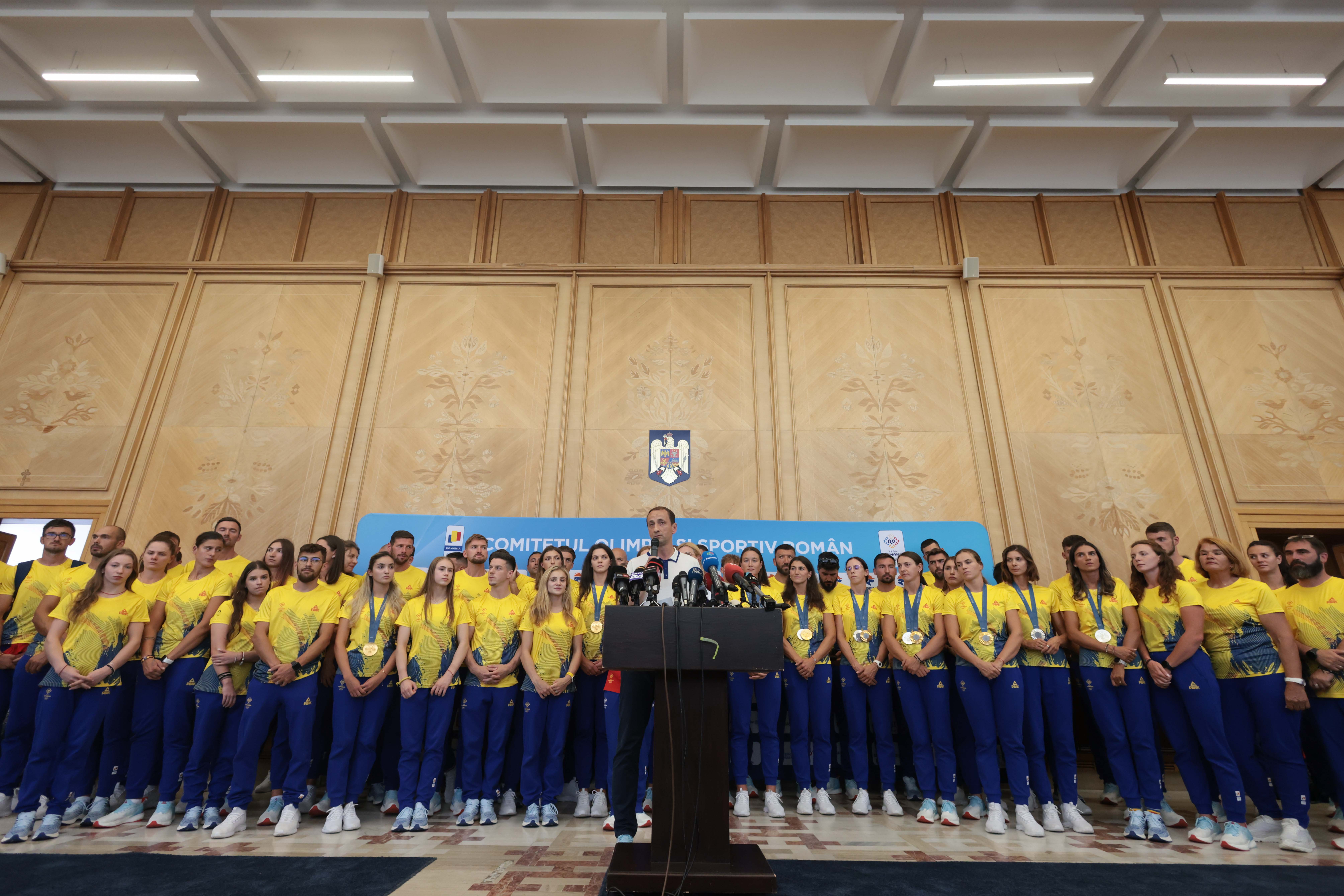 Canotorii medaliați la Jocurile Olimpice și gimnaștii s-au întors în România