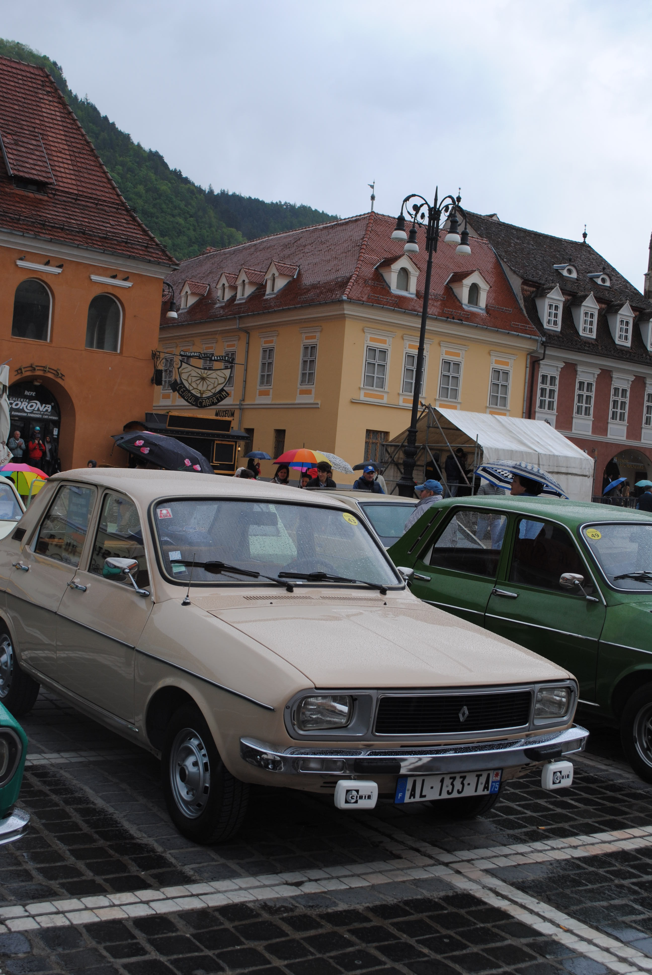 Unul din cei mai mari colecționari de Dacia trăiește în Austria, dar a venit la Brașov la întrunirea Dacia Clasic | GALERIE FOTO