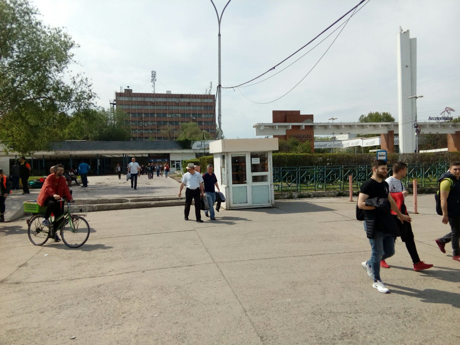 REPORTAJ/ Angajaţii ArcelorMittal Galaţi, între îngrijorare și speranță, înaintea vânzării. "Un şef spunea că cine ţine un ciorap găurit? Cine l-a găurit, nu tot ei?"