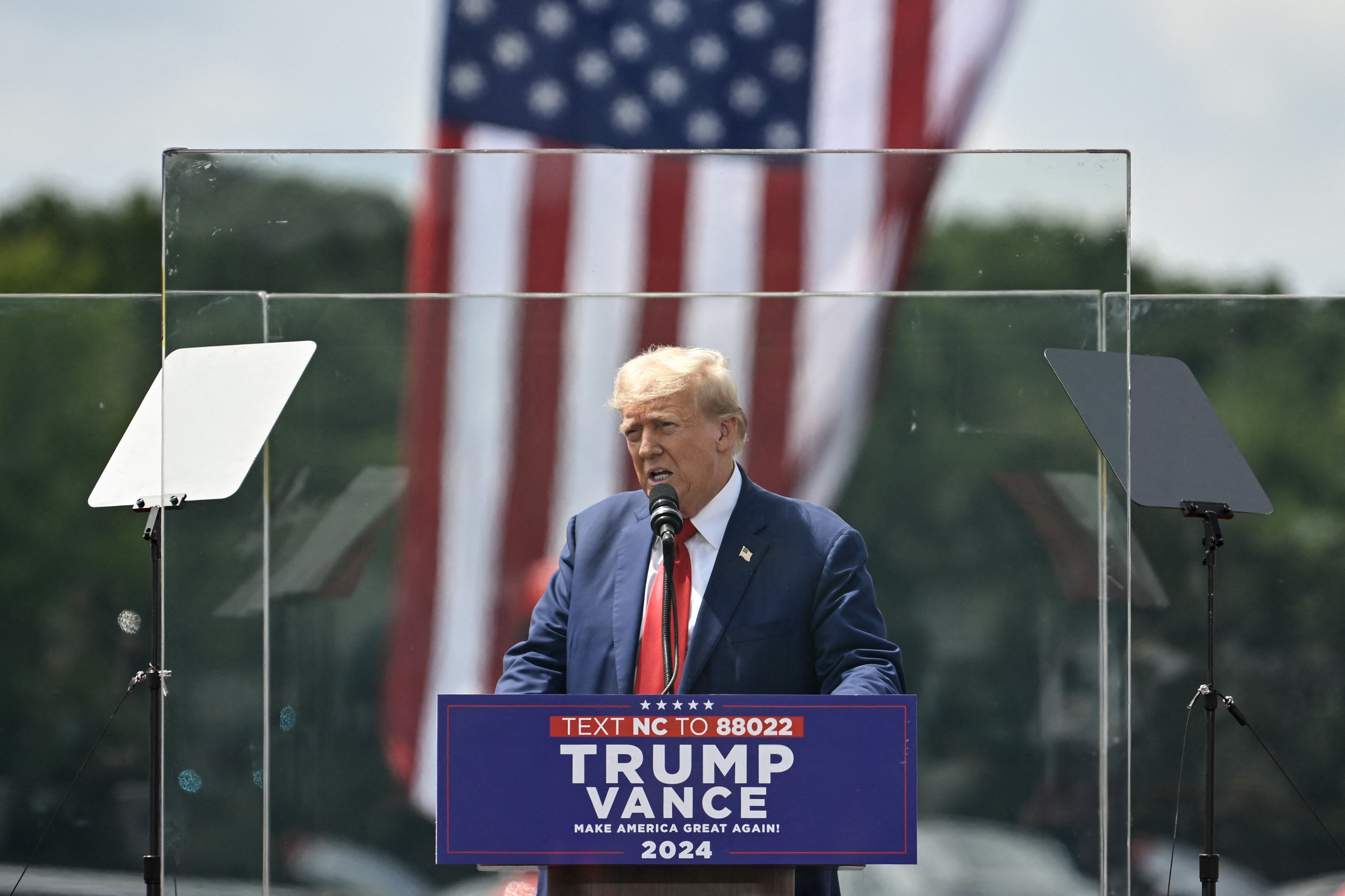 Donald Trump a ținut primul miting în aer liber după tentativa de asasinat. A vorbit înconjurat de panouri de sticlă antiglonț
