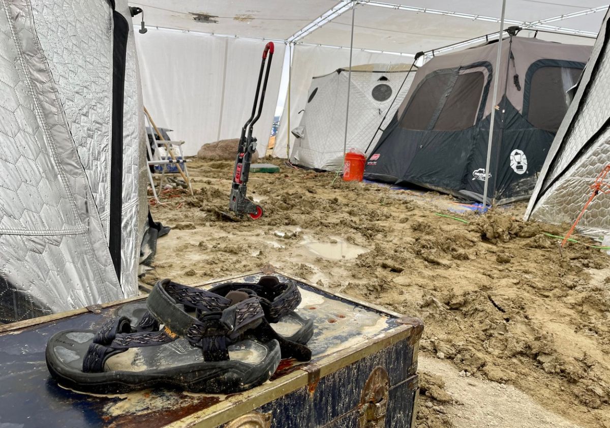 Participanții la festivalul Burning Man, blocaţi în deşertul Nevada din cauza ploii şi a noroiului, evacuați