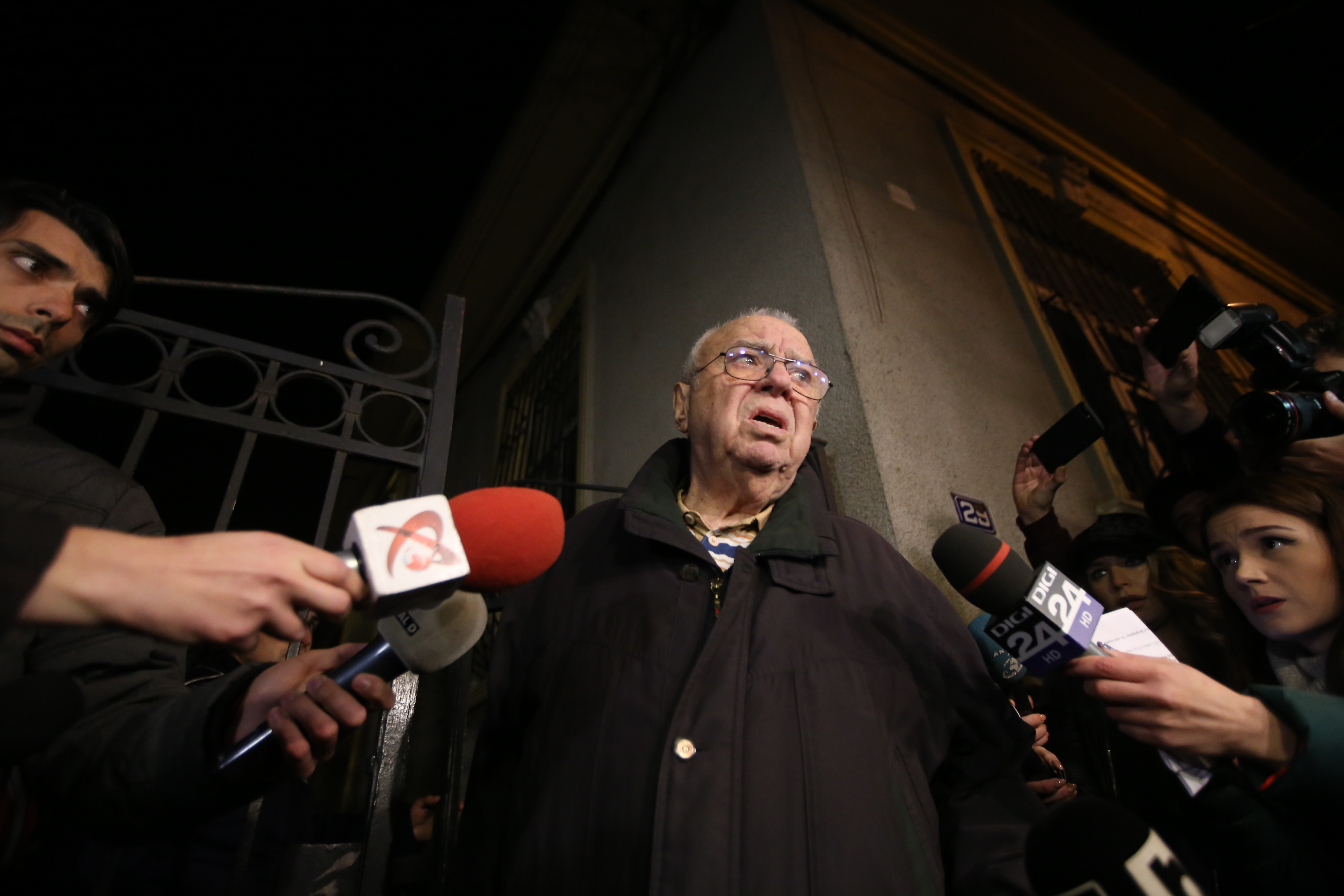 Alexandru Arșinel a ieșit în lacrimi din casa Stelei Popescu. "Cred că a murit ieri. Hemoragie internă, posibil" | FOTO