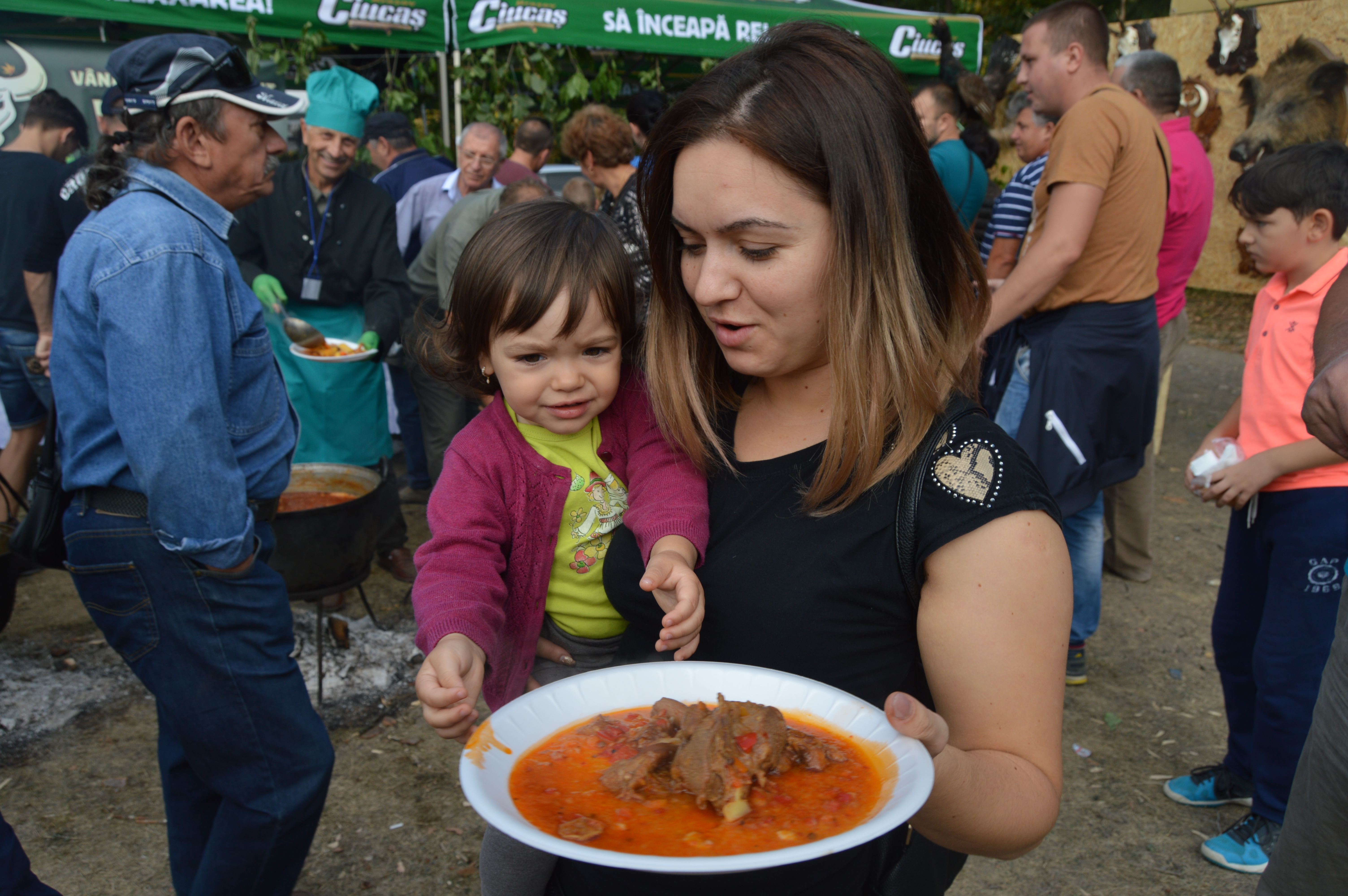 REPORTAJ/ Festivalul vânătorilor de la Vaslui, raiul gurmanzilor: tocăniță de căprior, fasole cu afumătură și sarmale din vânat (VIDEO)