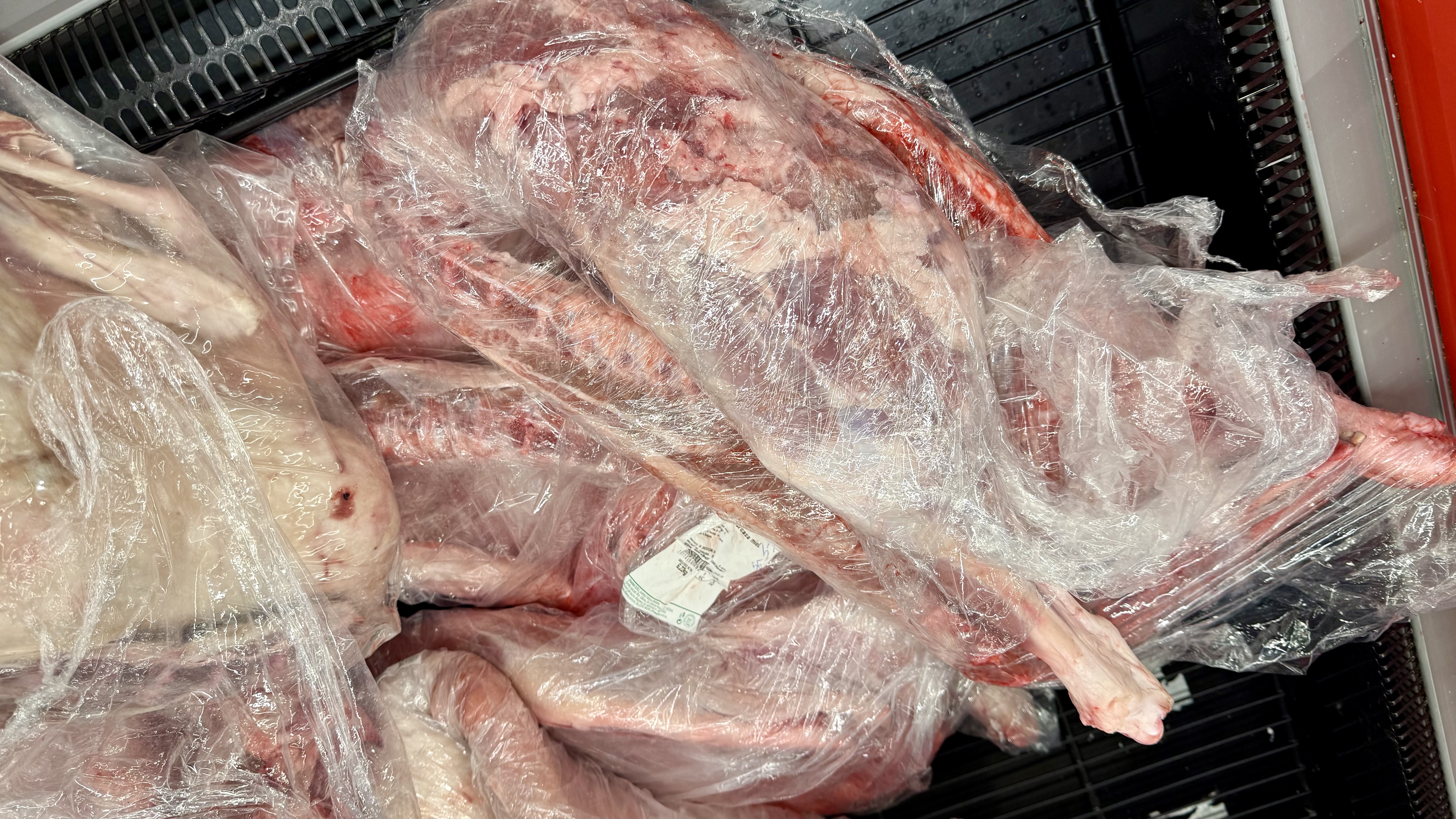 Cât costă kilogramul de carne de miel în supermarket? Mult mai scump decât în piață!