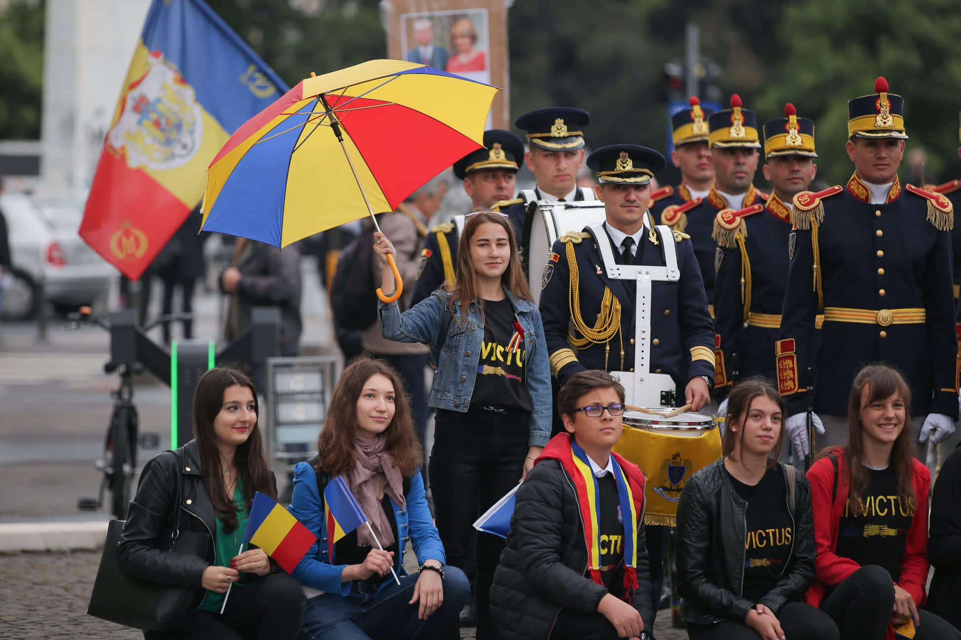 UPDATE. Ziua Regelui, marcată prin manifestări culturale. Ceremonie militară şi depuneri de coroane de flori la statuia Regelui Carol I din Piaţa Palatului Regal | FOTO&VIDEO