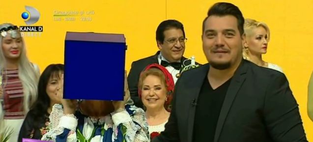 Teo Trandafir a apărut cu o cutie pe cap la emisiunea pe care o prezintă. "Îmi tremură chiloțeii pe mine" | FOTO