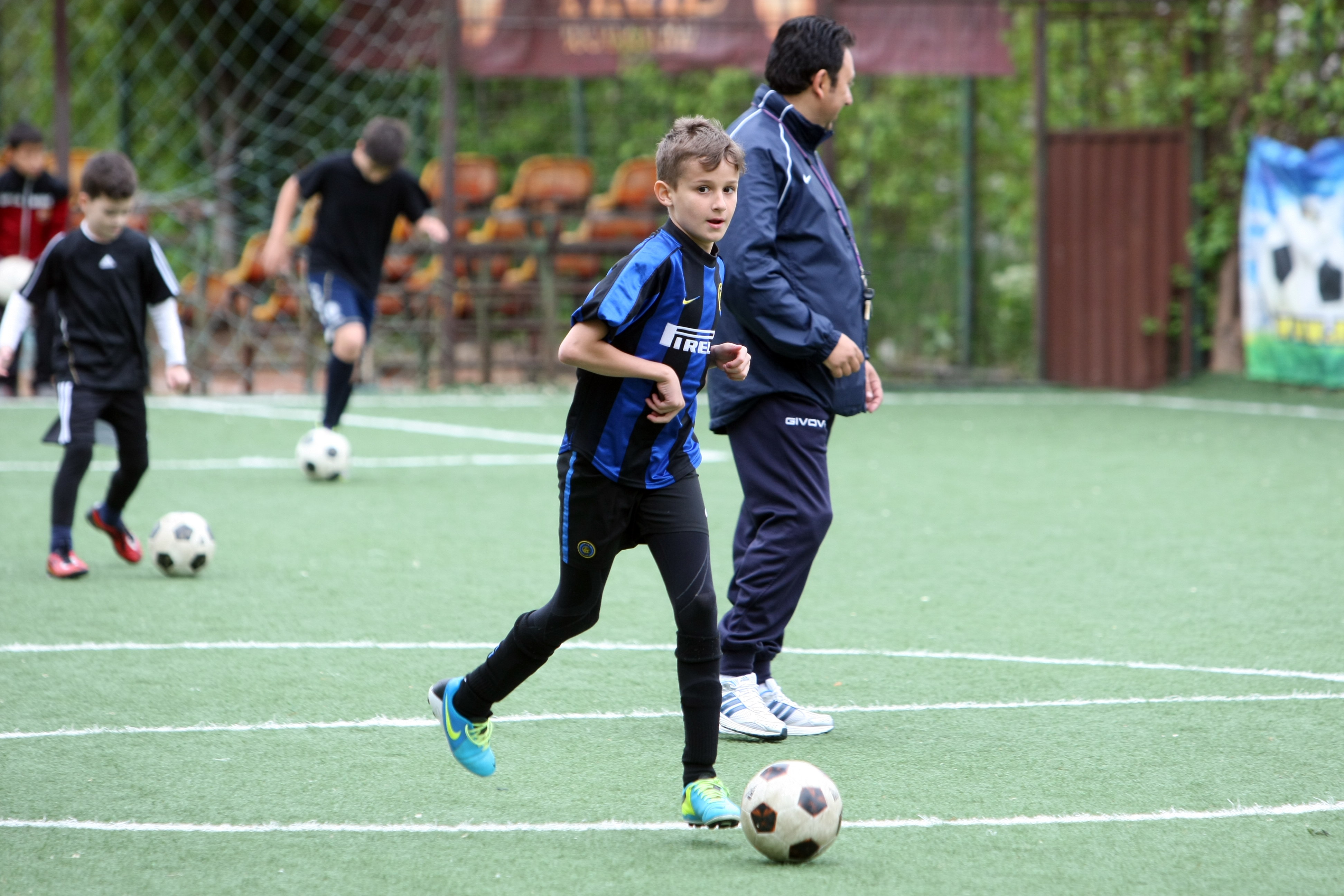 Gică Hagi și-a adus nepotul la Academie! ^Nicolas, băiatul lui Gică Popescu, a dat primele goluri pentru generația 2003 a Viitorului. Am aflat când va fi eliberat ”Baciul” / GALERIE FOTO