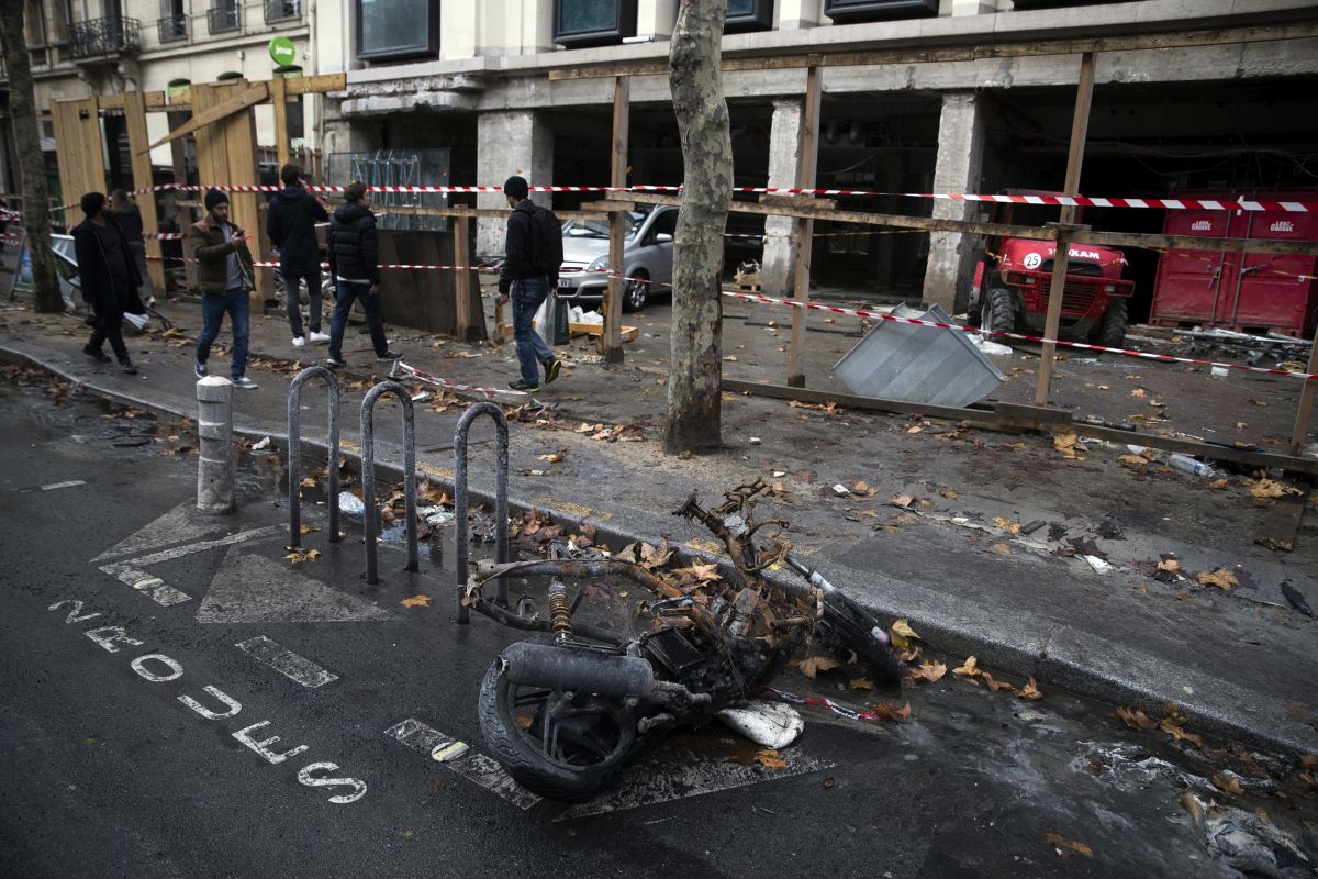 Emmanuel Macron a vizitat Arcul de Triumf din Paris, care a fost vandalizat de protestatari