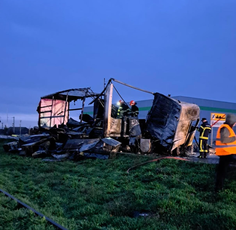 Doi șoferi de camion morți în Arad, unul - în cabina care s-a aprins. Un TIR și o basculantă s-au ciocnit frontal I VIDEO 