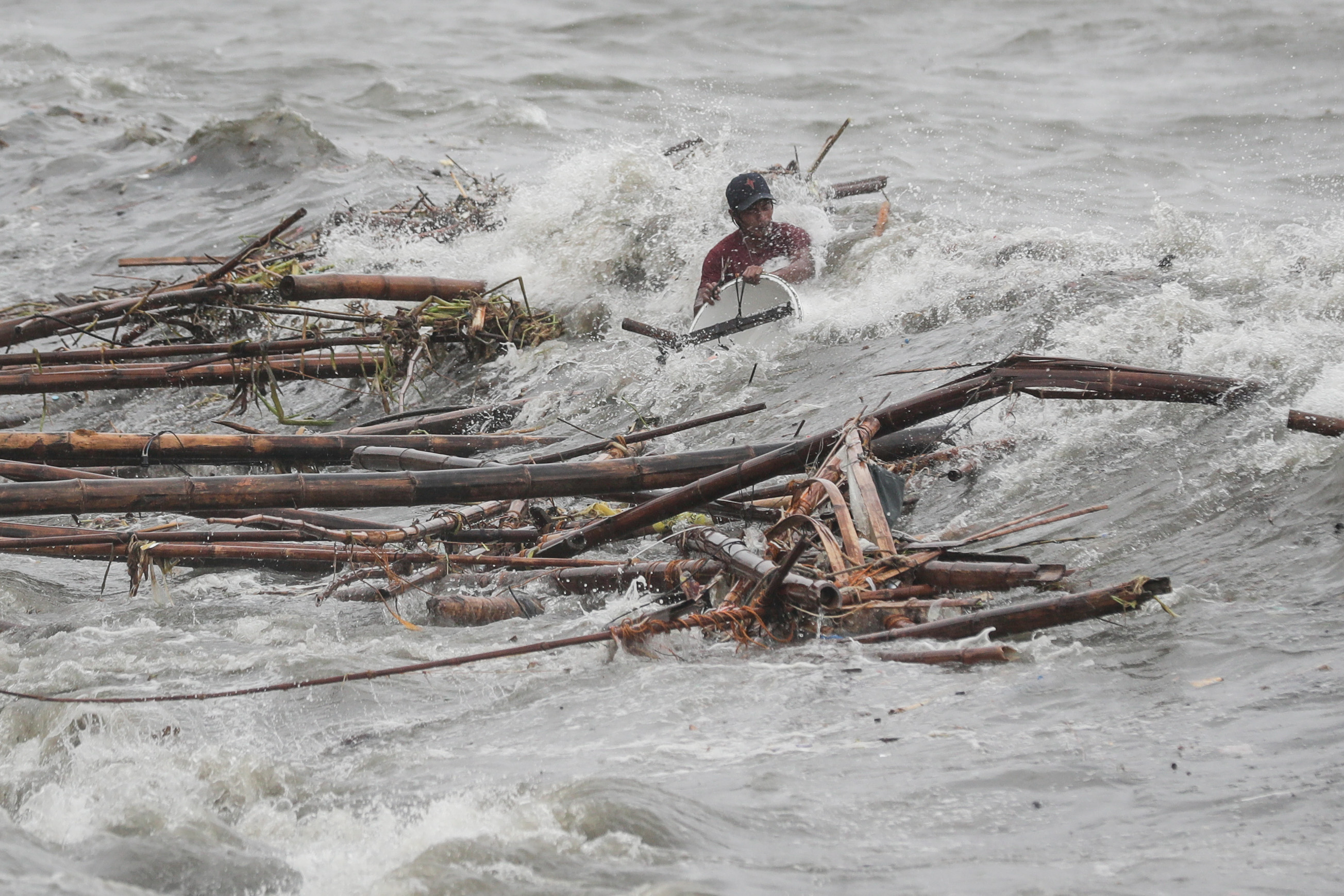 GALERIE FOTO| Cel puțin 14 persoane au murit în Filipine din cauza taifunului Mangkhut