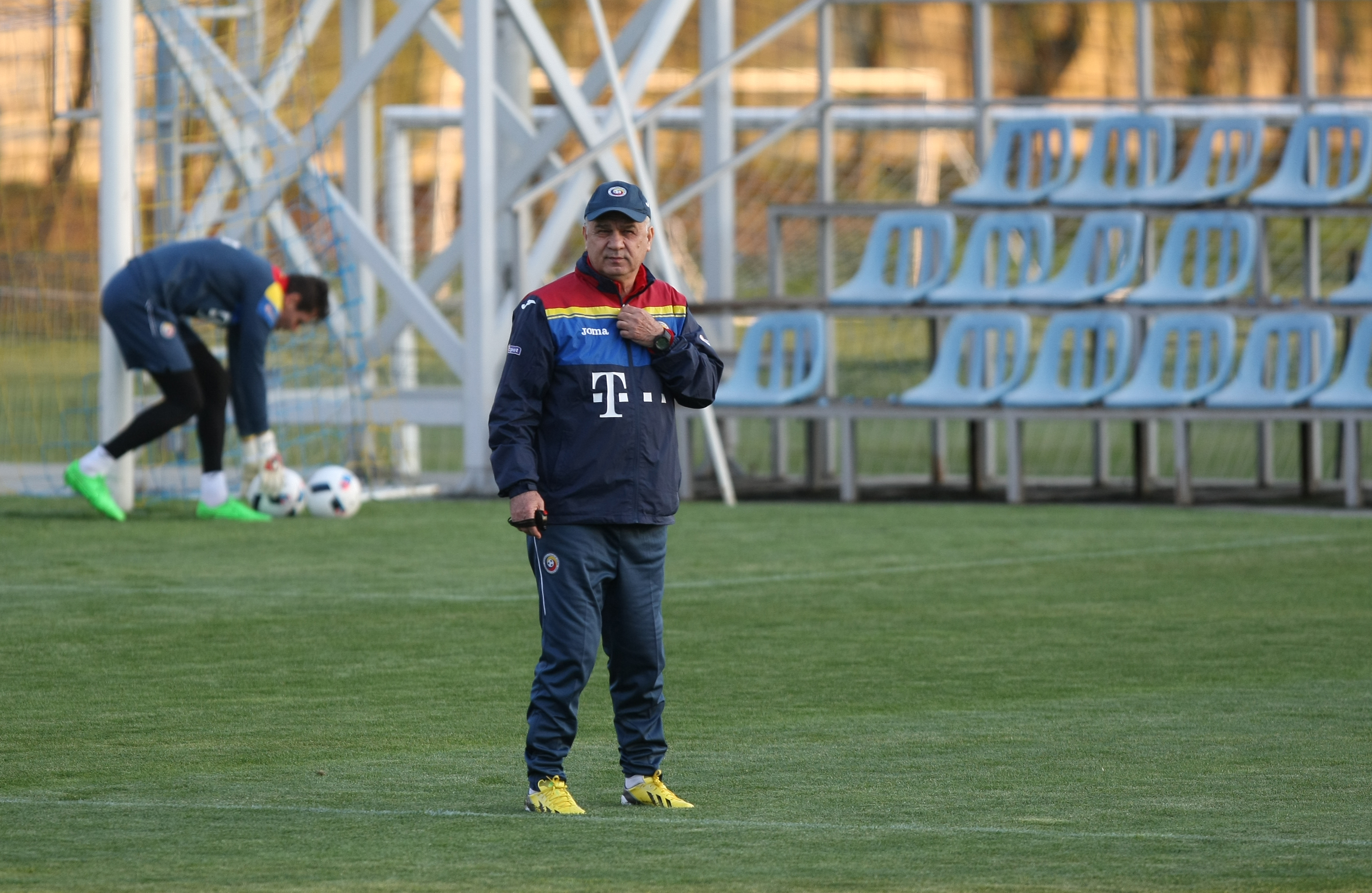 România - Lituania (amical, miercuri, 20.00, Giurgiu). Atenție, tricolori! Iordănescu, cel mai prost plătit selecționer de la Euro,  nu glumește! ”Tata Puiu” a lăsat mereu acasă jucători care au jucat în preliminarii și a luat câte trei-patru debutanți la turneele finale