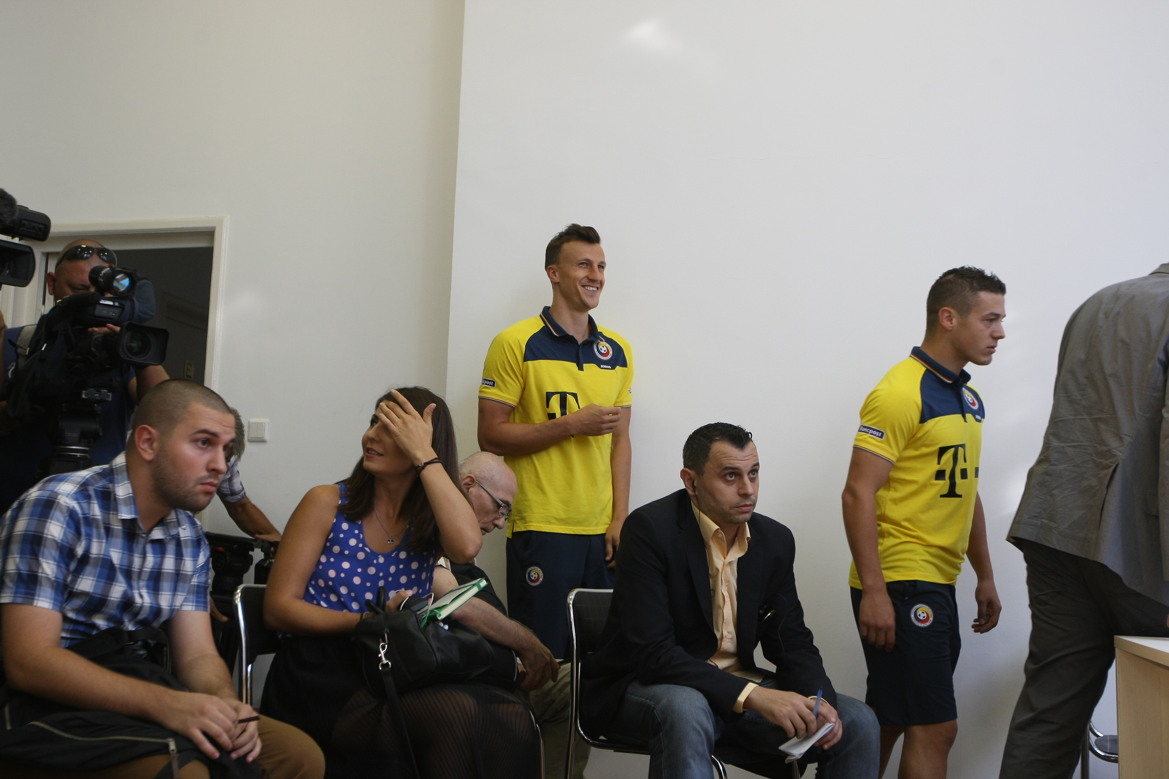 PRELIMINARIILE EURO 2016, ROMÂNIA - GRECIA (luni, ora 21.45, TVR 1) / Puiu e nervos. A plecat brusc din conferința de presă. Nu știe dacă va fi lăsat la cârma naționalei, ^dacă va califica echipa la turneul final din Franța. Ce au declarat tricolorii la Mogoșoaia / GALERIE FOTO