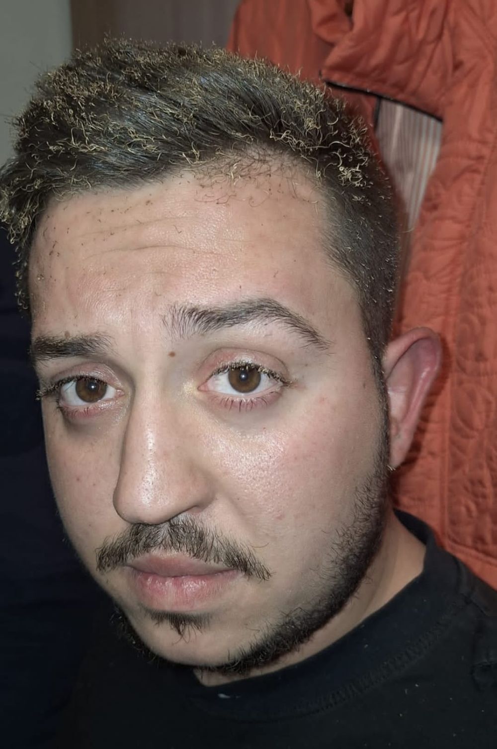 Doi polițiști din București au spart ușa unui apartament și au salvat din foc patru oameni: „Cu prețul vieții au intrat și au reușit să scoată o femeie”