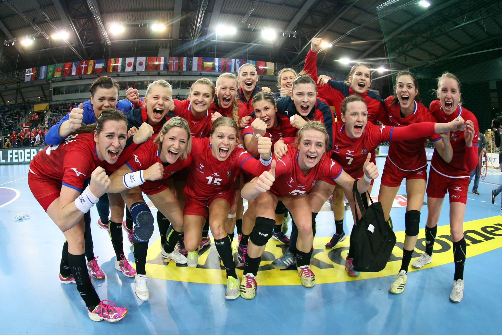 FOTO&VIDEO / Ele sunt cehoaicele care ne-au eliminat de la Campionatul Mondial de handbal feminin 2017! O tatuată nebună care lucrează ca DTP-ist și sexy-sora unui hocheist ne-au trimis acasă