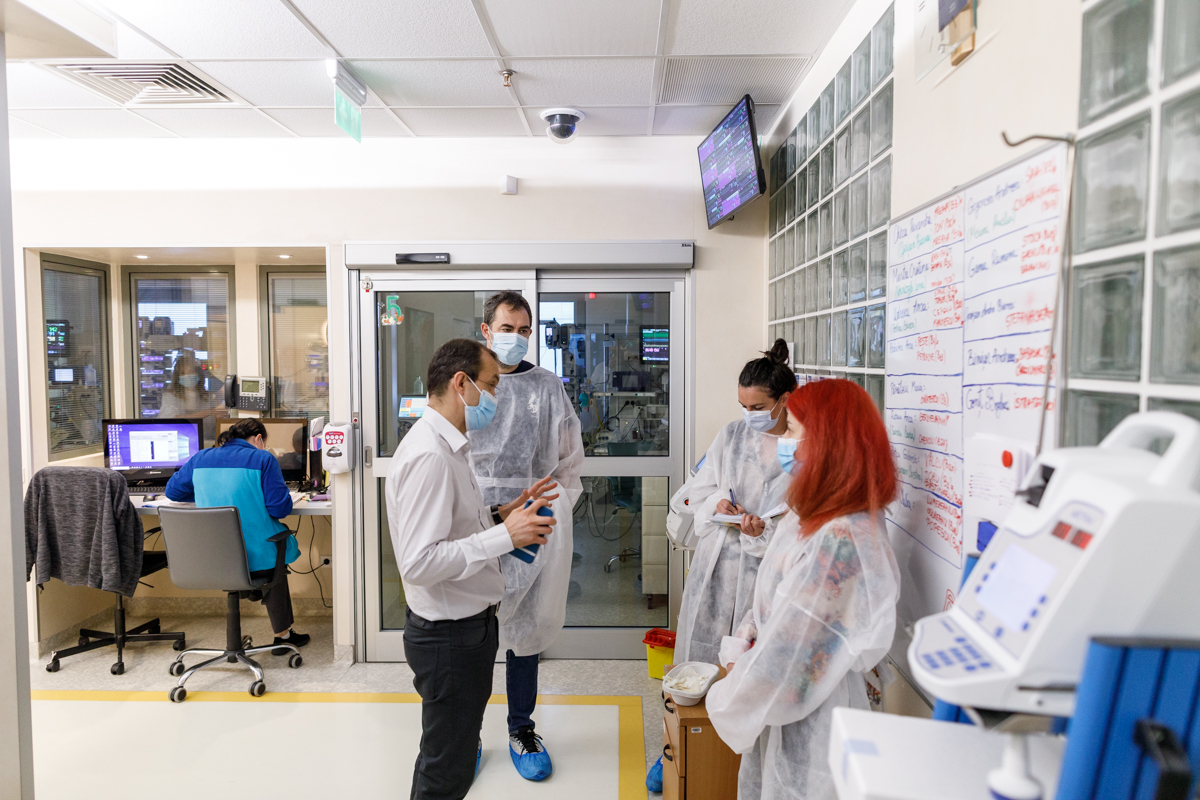 „Unii copii chiar din prima zi de viață pot muri și după operație reînvie”, spune un medic sirian revenit în România