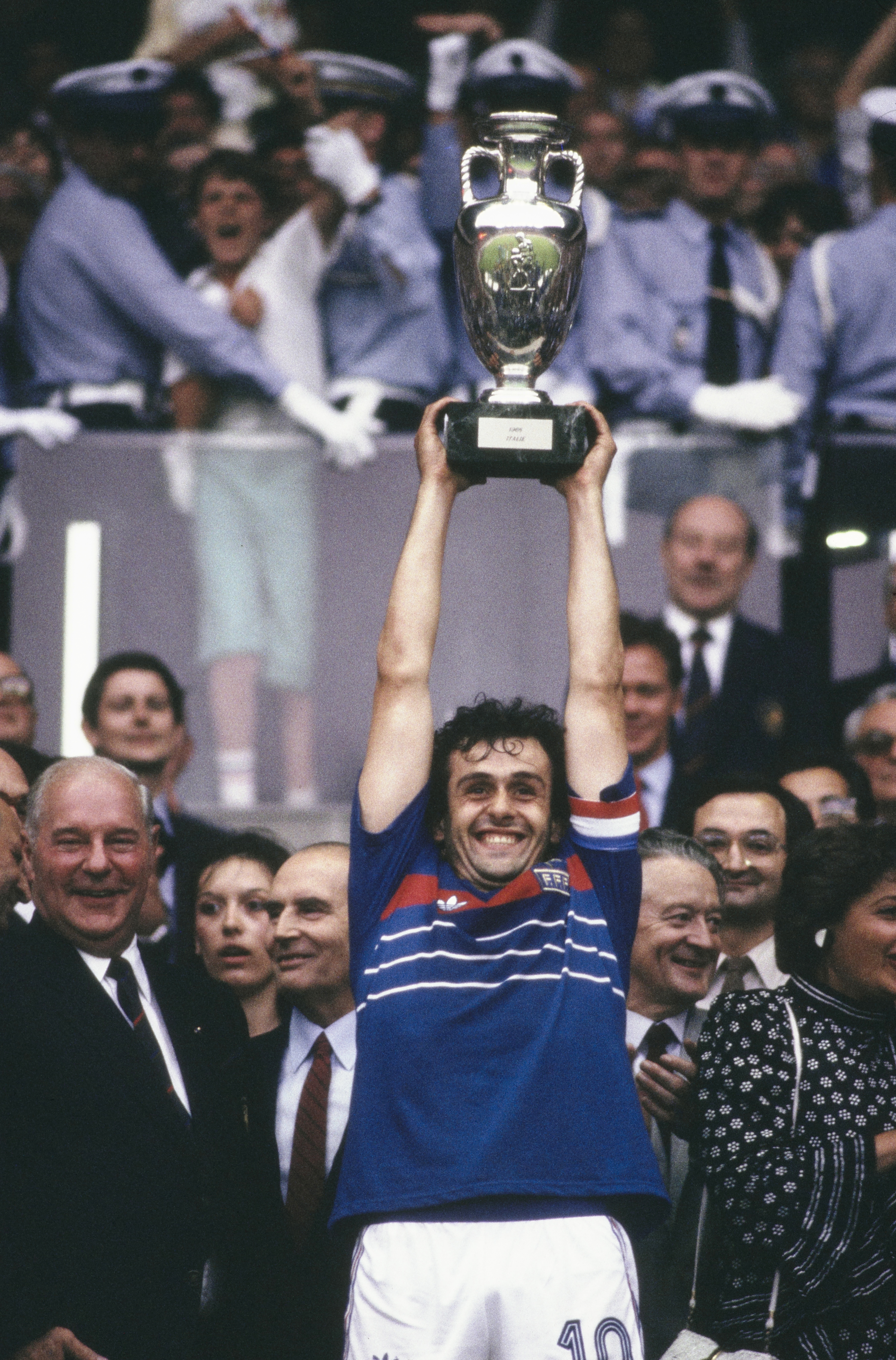 Libertatea a vorbit cu legendarul Michel Platini, care s-a retras la Cassis, pe malul Mediteranei. Cât costă să mănânci la restaurantul marelui „Platoche”