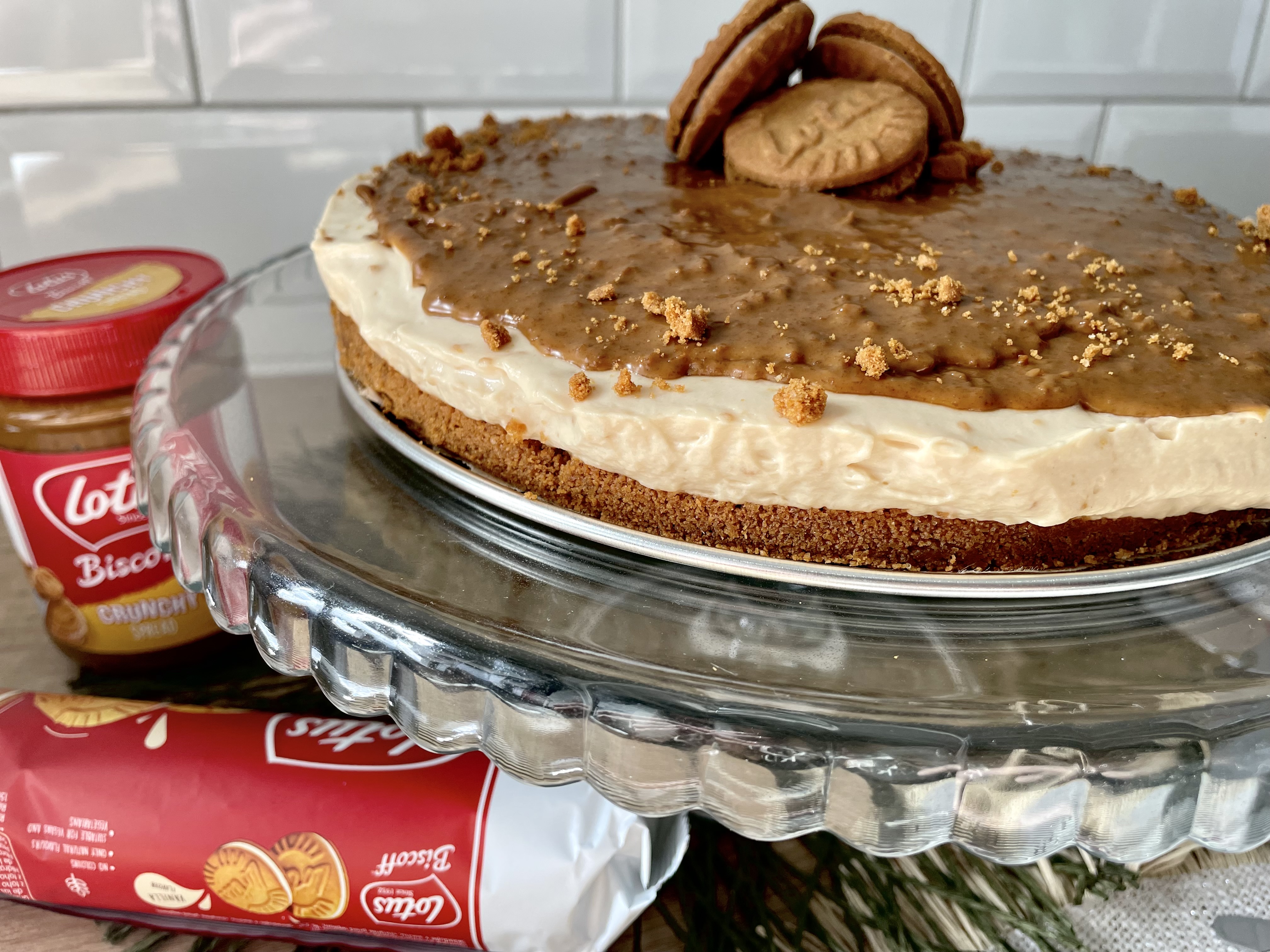 Chrumkavý nepečený LOTUS koláč, ten krém je úžasný! VIDEORECEPT |  Dobruchut.sk