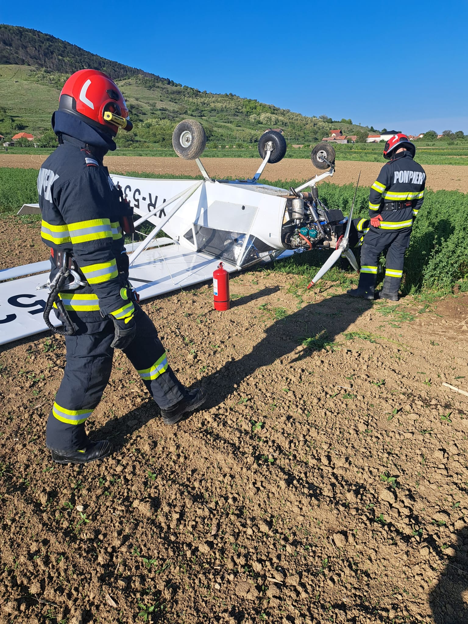 Pilotul unui avion de mici dimensiuni, nevoit să aterizeze forțat pe un câmp din Alba. Motivul incidentului