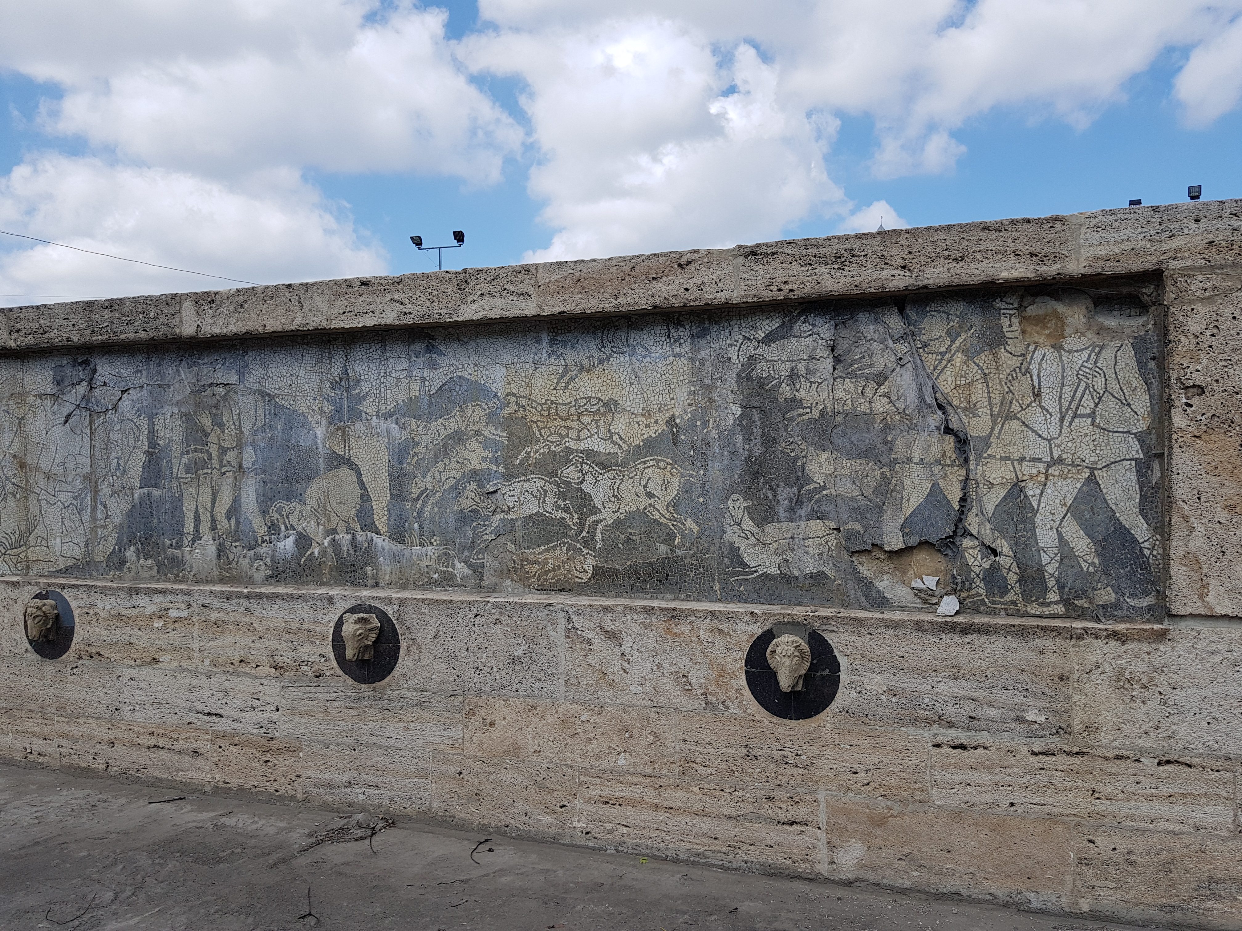 GALERIE FOTO/ Monumentul Fântâna Miorița s-a degradat. Mozaicul original, depreciat de intemperii, timp și nepăsare