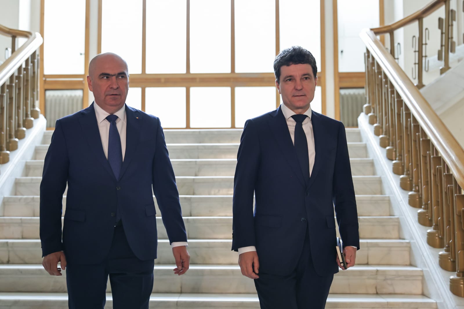 Oamenii președintelui Dan, noile mutări politice și debutul negocierilor pentru guvern. Prima predare simbolică a puterii | Reportaj