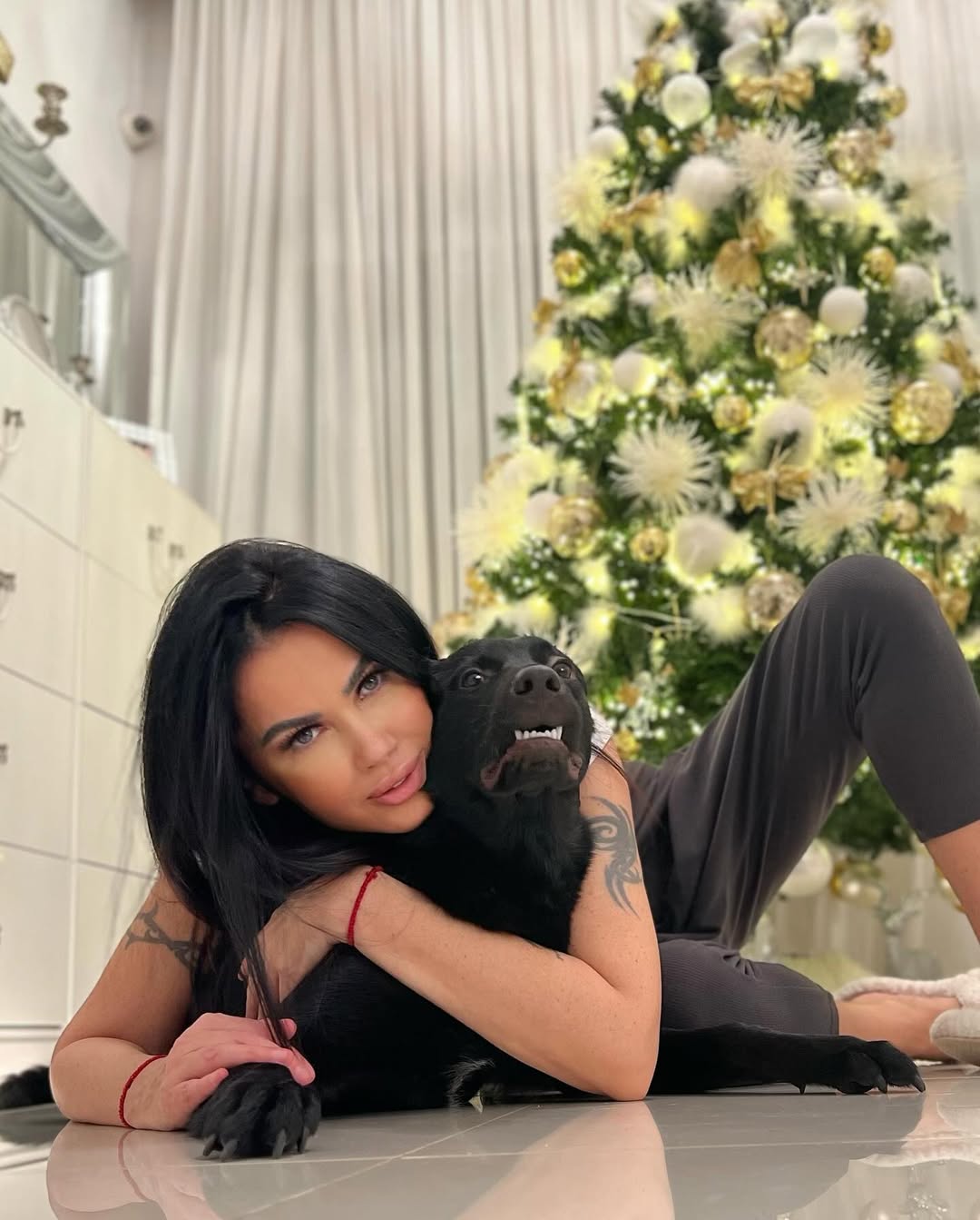 Cum și-a decorat Oana Zăvoranu casa de Crăciun. Imagini cu bradul spectaculos al actriței