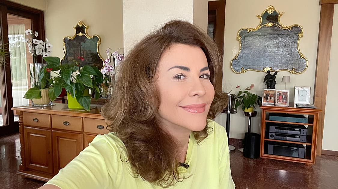 Fotografii cu casa în care locuiesc Adina Alberts și Viorel Cataramă. Vila arată ca un muzeu, la fel și grădina, unde au o fântână arteziană cu statui