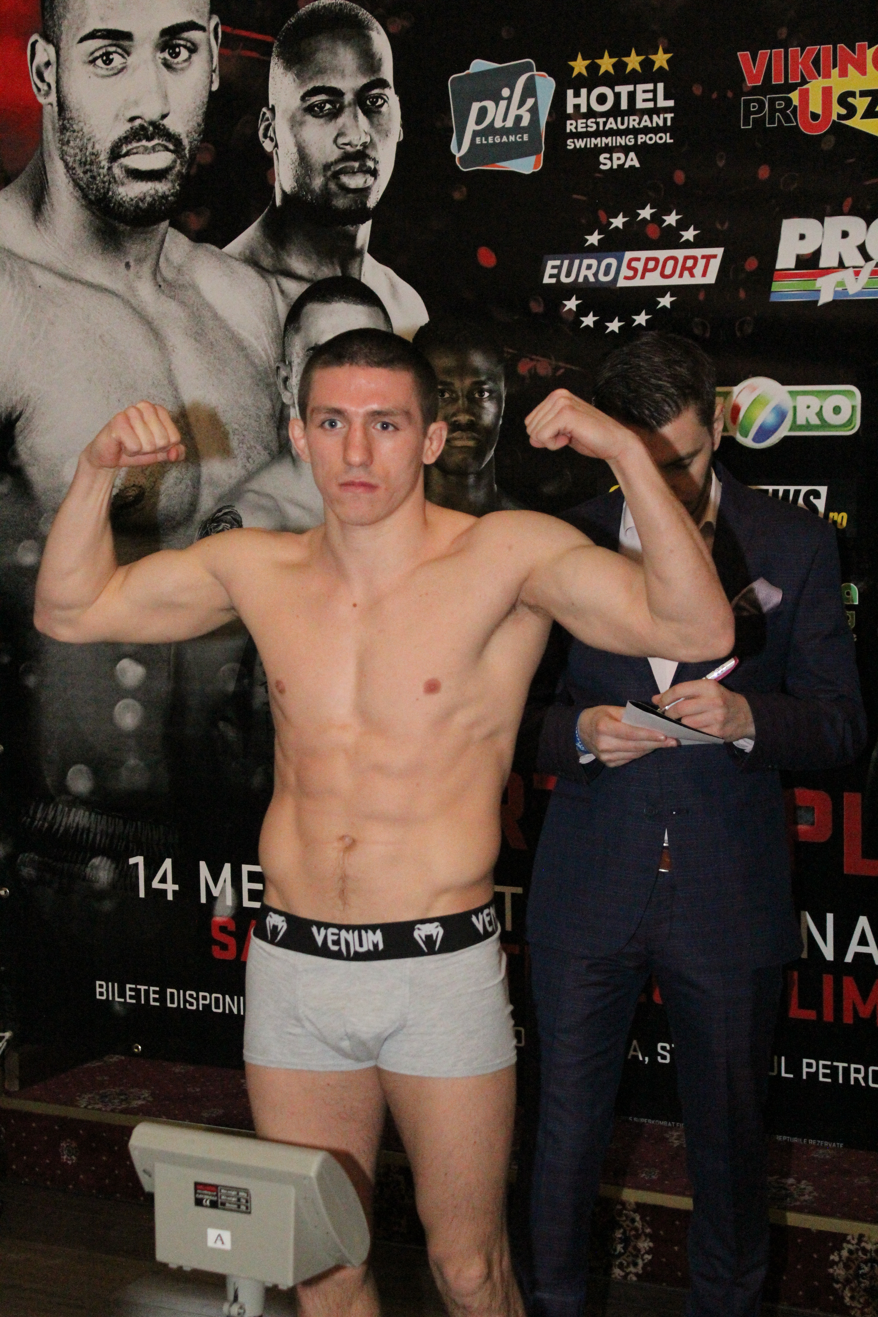Luptătorii de la Superkombat Ploiești s-au confruntat pentru prima dată la cântarul oficial / GALERIE FOTO