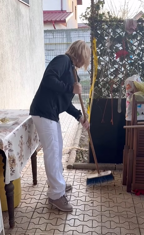 Imagini cu Nadia Comăneci acasă la mama ei, unde a dat cu mătura și a gătit: „Lucruri normale, pe care le fac și în America”. Cum au reacționat fanii