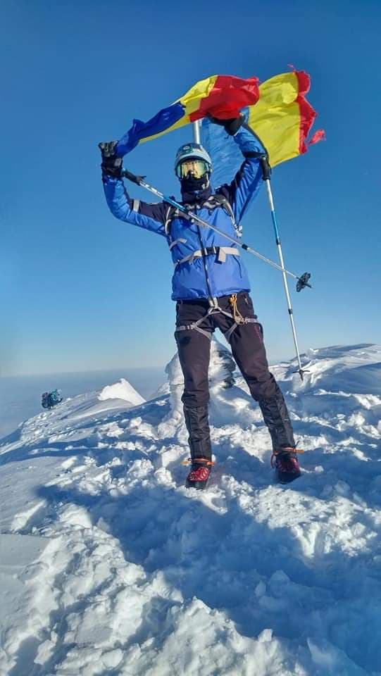 FOTO/ Jandarmii montani au arborat steagul României pe Vârful Moldoveanu