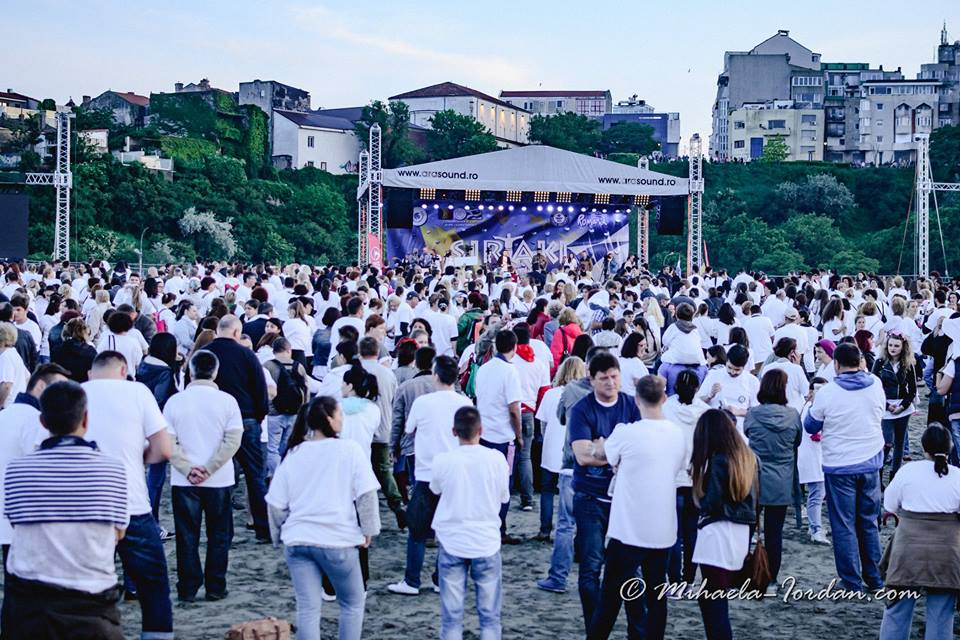 Ploaia le-a «înecat» recordul! Tentativa de a realiza cel mai mare sirtaki din lume, amânată pentru luna iulie