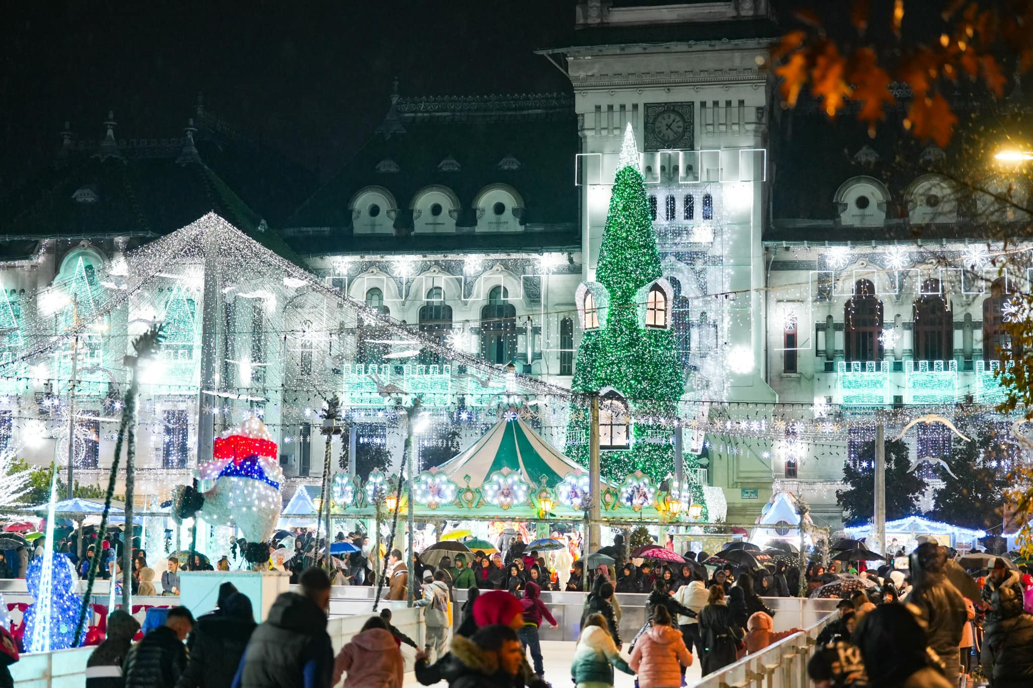 FOTO. Târgul de Crăciun de la Craiova și-a deschis porțile: o roată panoramică-gigant, patinoar, căsuțe cu produse tradiționale și două milioane de beculețe au transformat Bănia