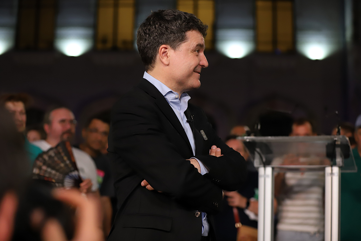 REPORTAJ Noaptea prin București când Nicușor a devenit Nicu. Alături de edilul Capitalei, în mijlocul voluntarilor și al bucureștenilor ieșiți pe răcoare la plimbare