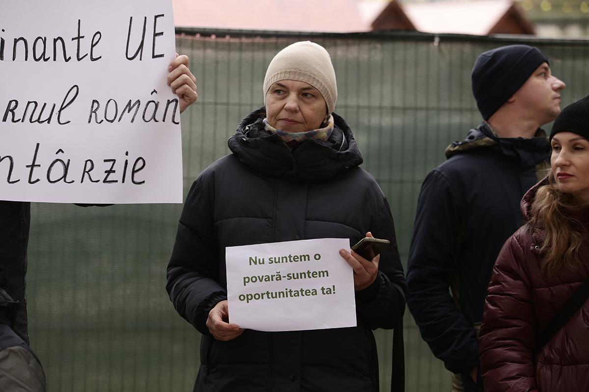 „Încercăm să nu consumăm prea multă apă sau lumină”. Protestul ucrainenilor refugiați în România care nu au primit banii promiși de Guvern