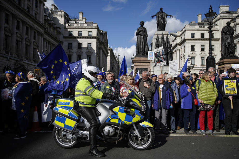 BREXIT | Parlamentul britanic a blocat acordul privind ieșirea țării din UE, în timp ce zeci de mii de oameni protestează. Boris Johnson, forțat să ceară o nouă amânare