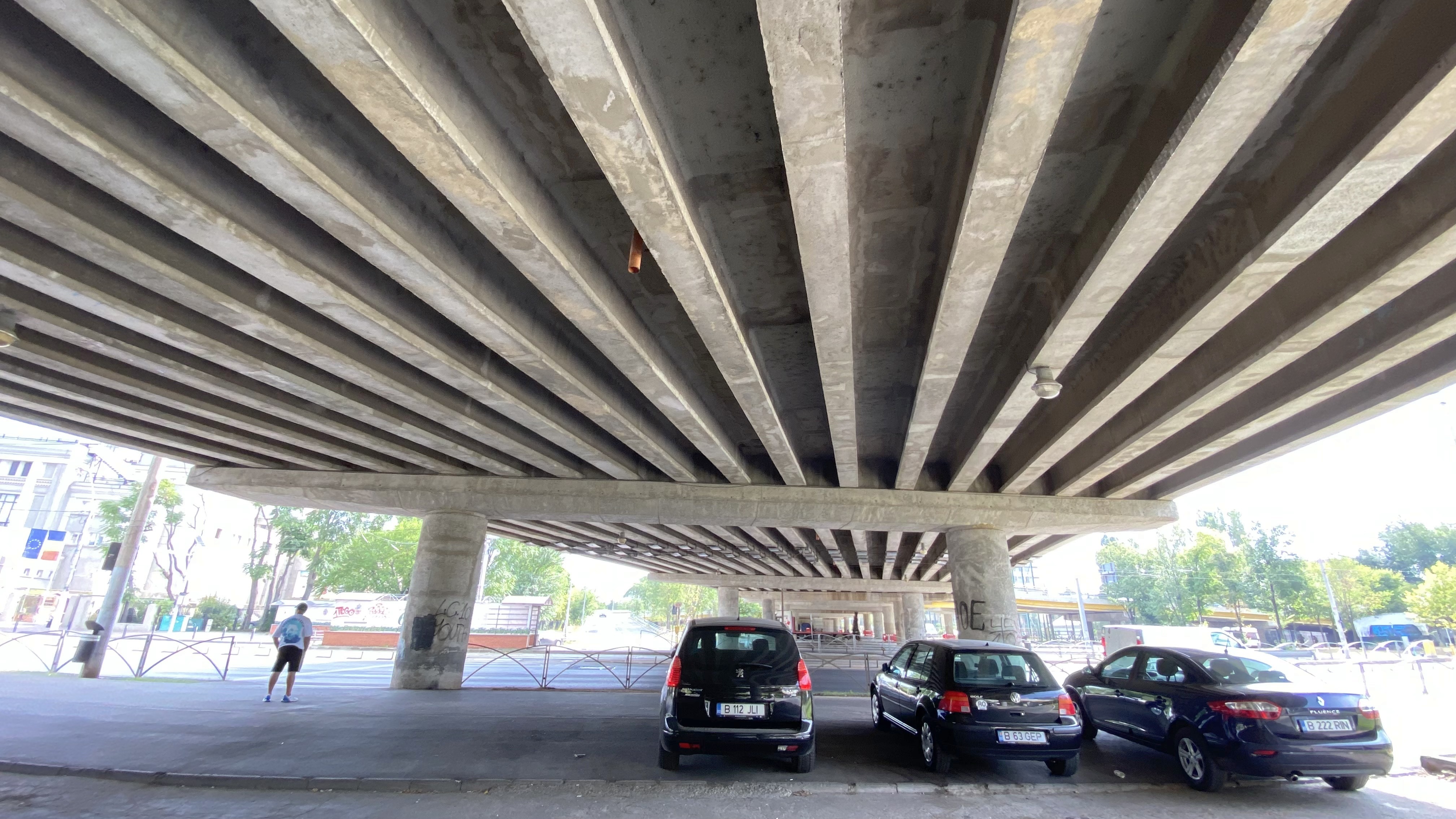 Balustrade lipsă sau ruginite, bucăți de beton care stau să cadă, structură de rezistență într-o stare precară. Cum arată Podul Grant, care intră în reparații pentru doi ani